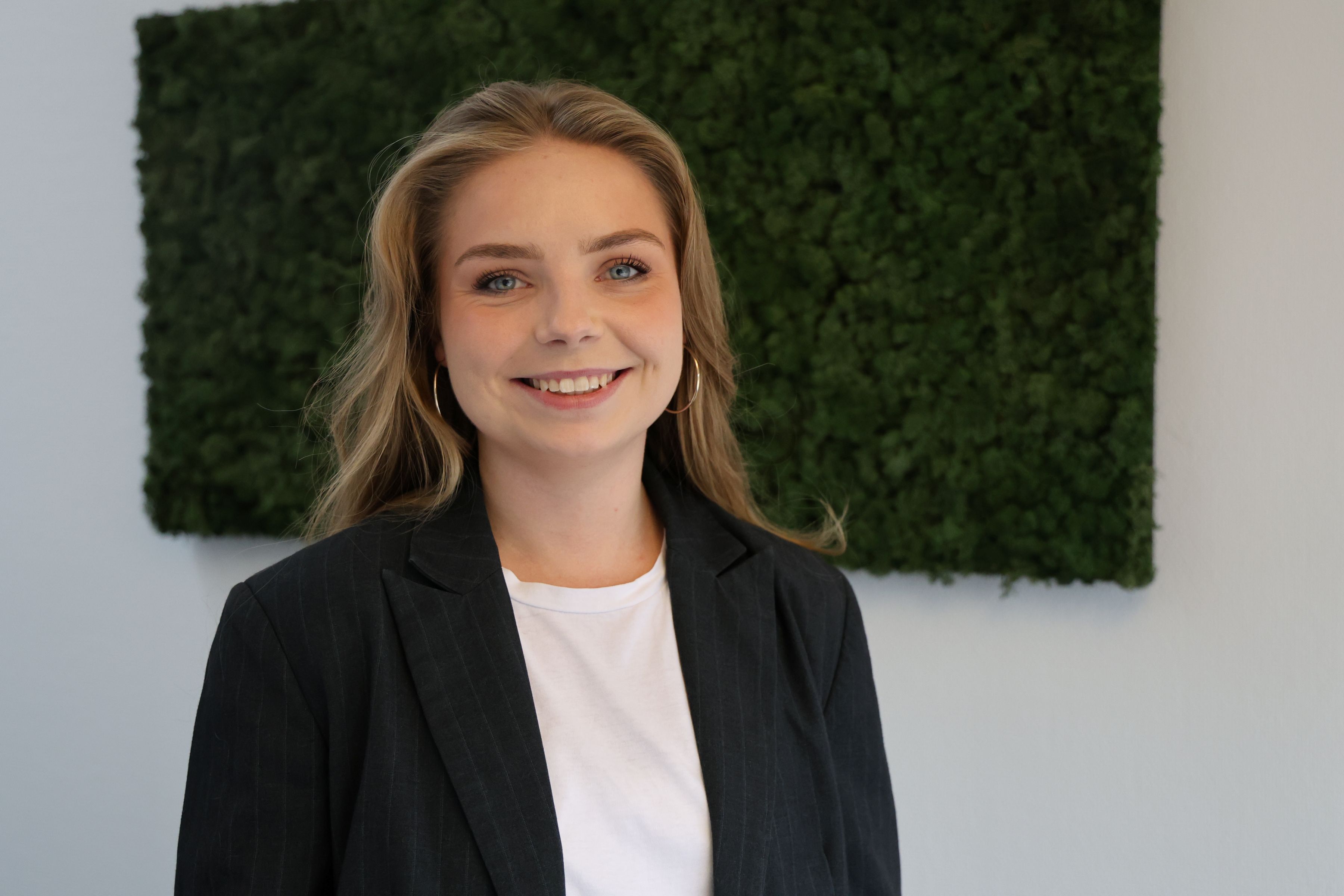 25-årige Freja Kirckhoff Dam blev overrasket, da hun efter bare et år hos Realmæglerne i Næstved blev spurgt, om hun ville være partner. Foto: John Ringstrøm