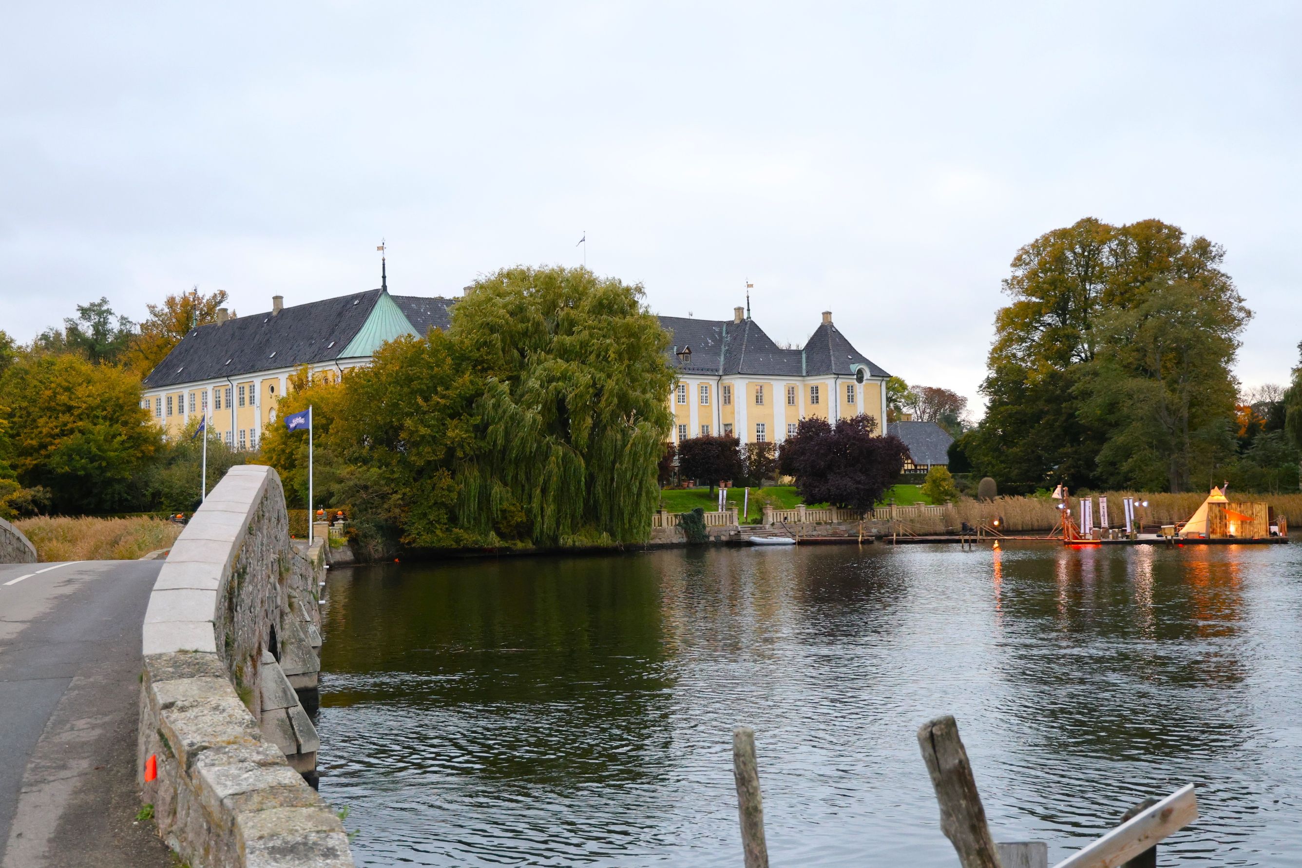 Gavnø Slot er i disse dage åstedet for Sønderthon 2.0. I forgrunden til højre ses en tømmerflåde, som også er en del af eventet. Foto: John Ringstrøm