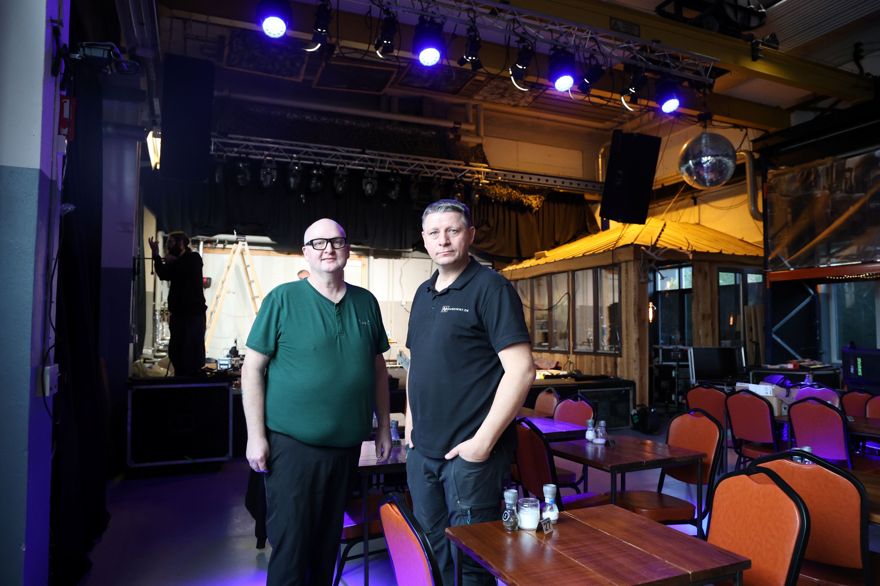 Ernst Bach (t.v.) og Claus Flid i en rolig stund midt i al lyd- og lysrenoveringen. Foto: John Ringstrøm
