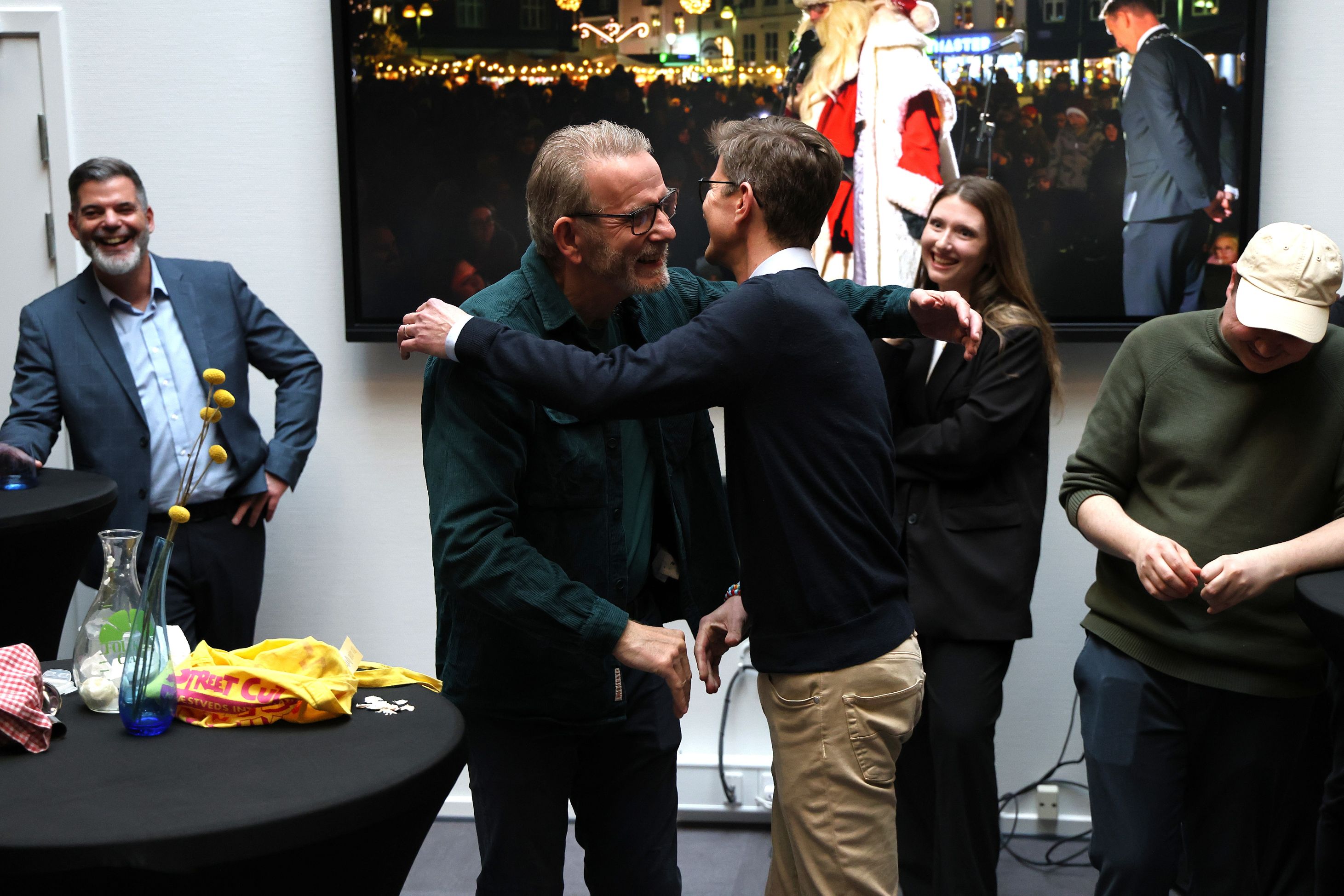 Dansk Rakkerpaks Niels Grønne gav Jensen en krammer og gæsterne et godt grin. Foto: John Ringstrøm