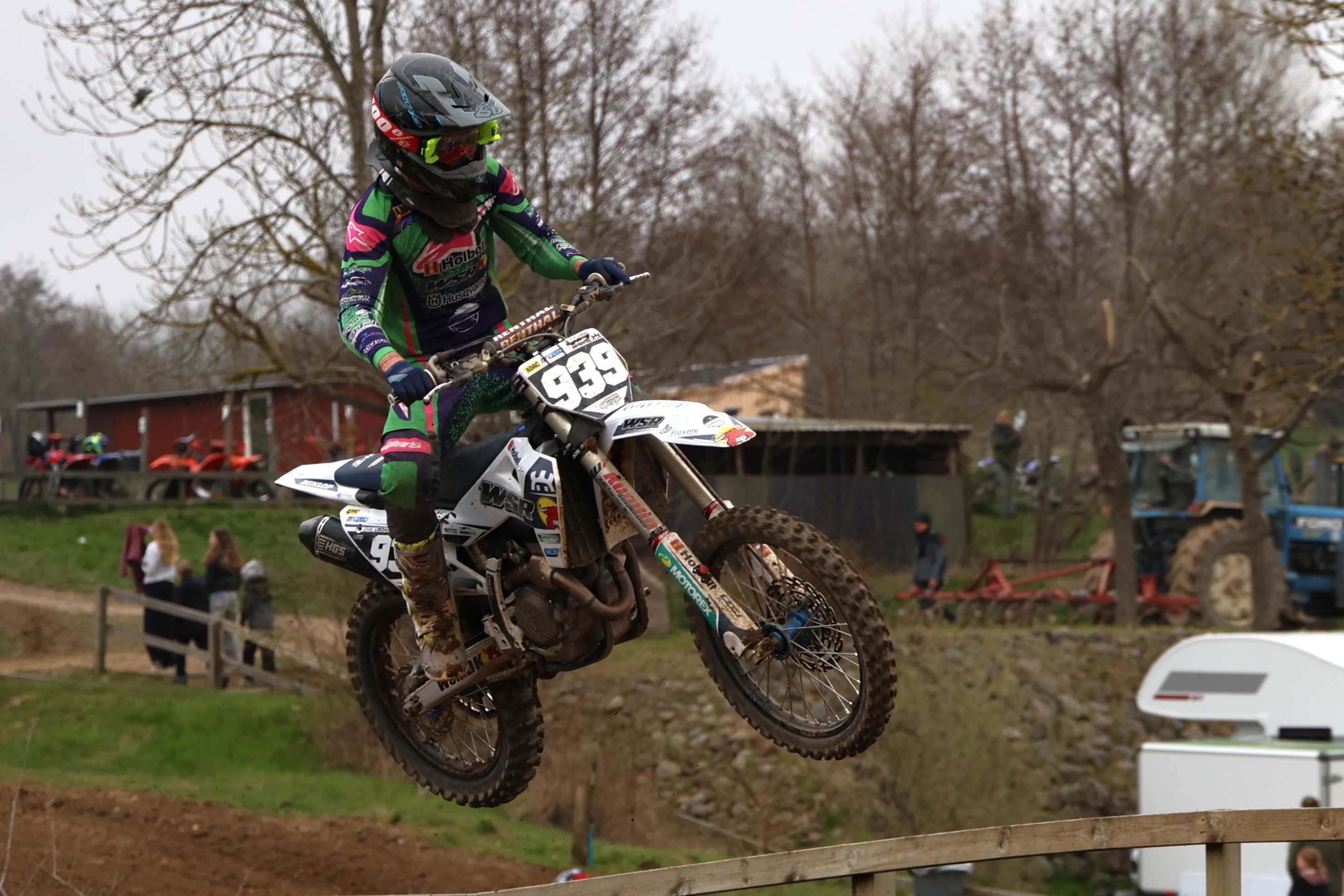 Emil Lodal kaster sig over et hop på Nisseringen. Foto: John Ringsrøm