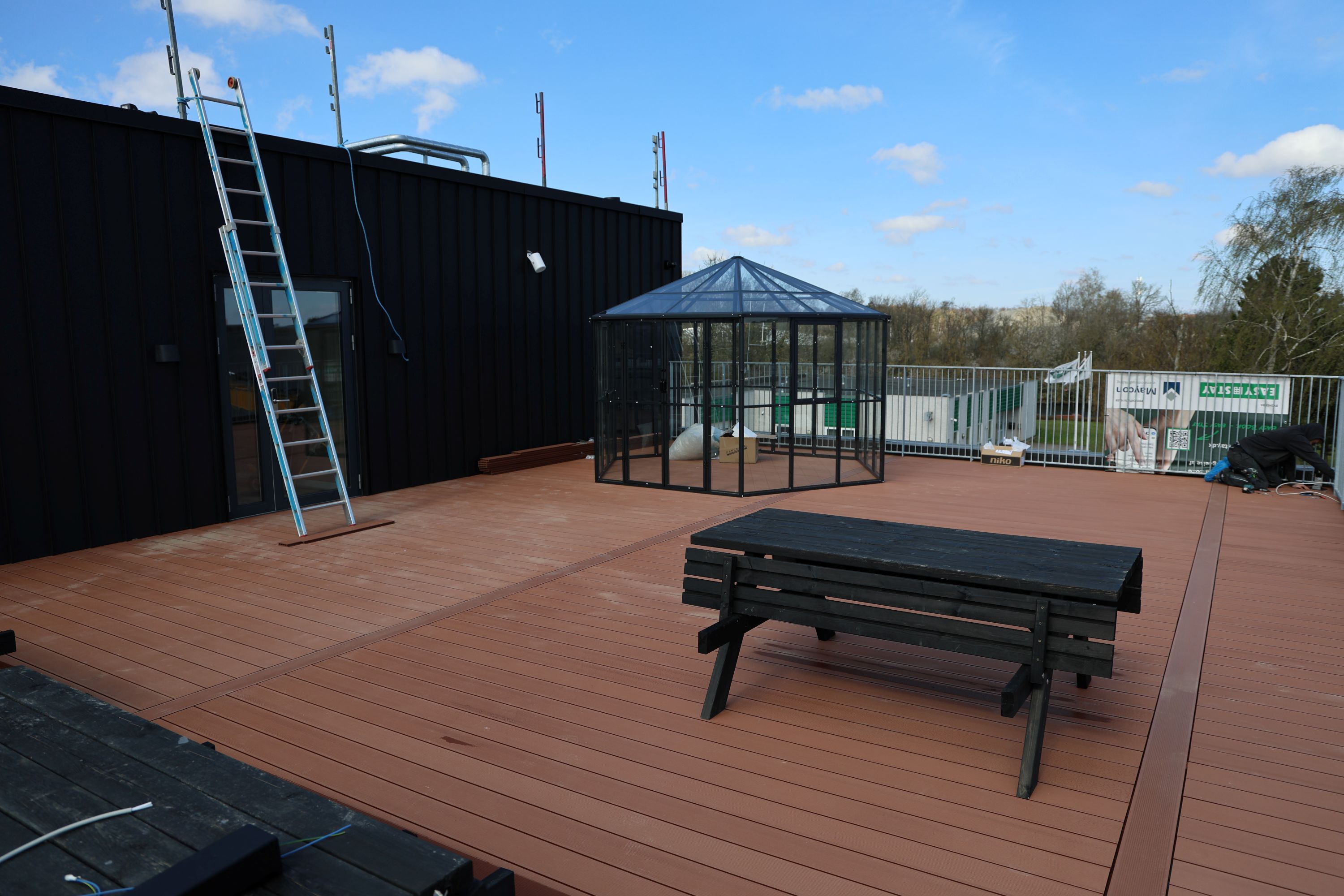 Træterrassen med orangeriet, hvor man kan nyde stilheden, udsigten og en kølig drink måske, er tæt på færdig. Foto: John Ringstrøm