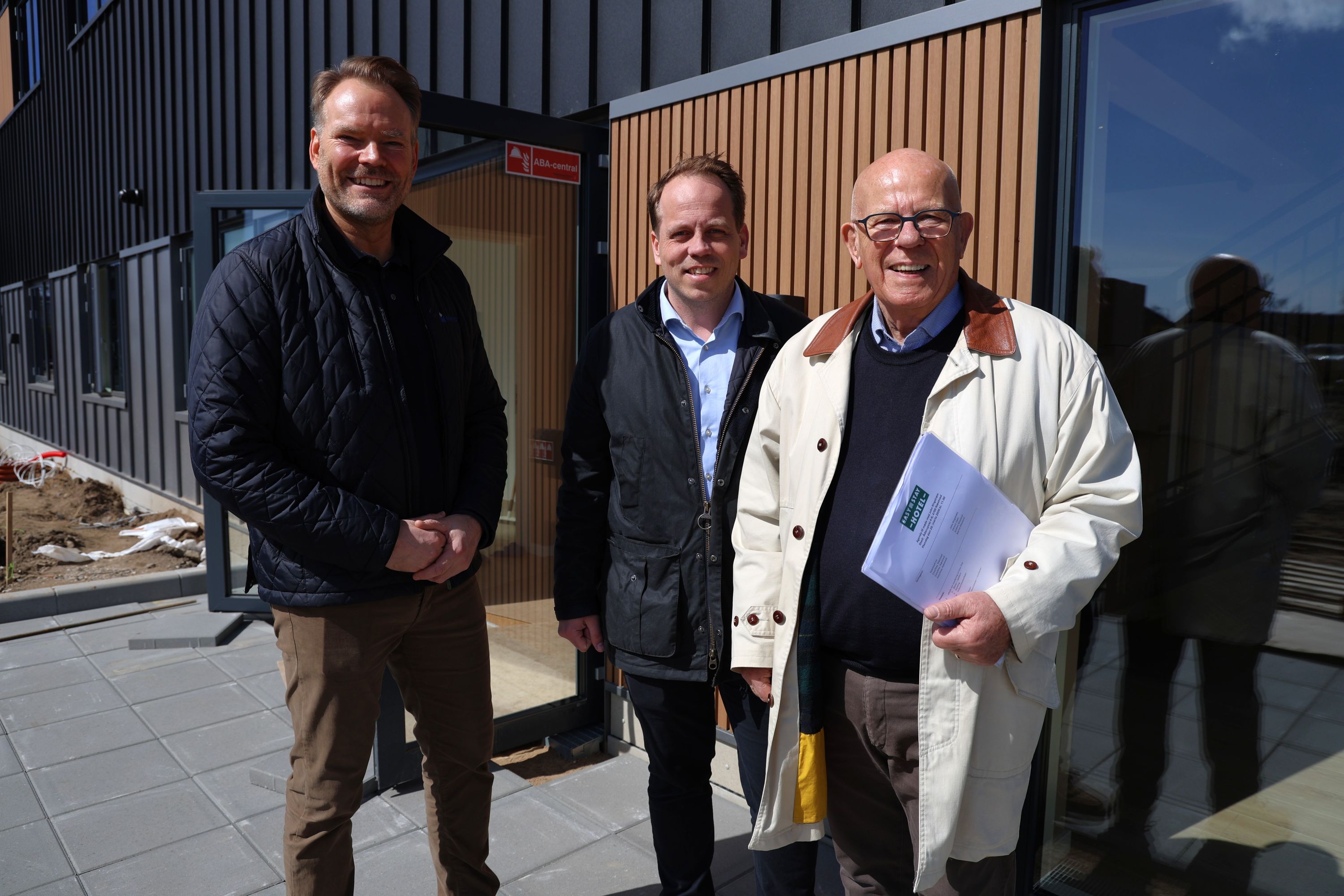 Dennis Dahl, administrerende direktør Anders Mayland og Bjarne Mayland fra Maycon glæder sig til åbningen af Næstveds Easy Stay. Foto: John Ringstrøm