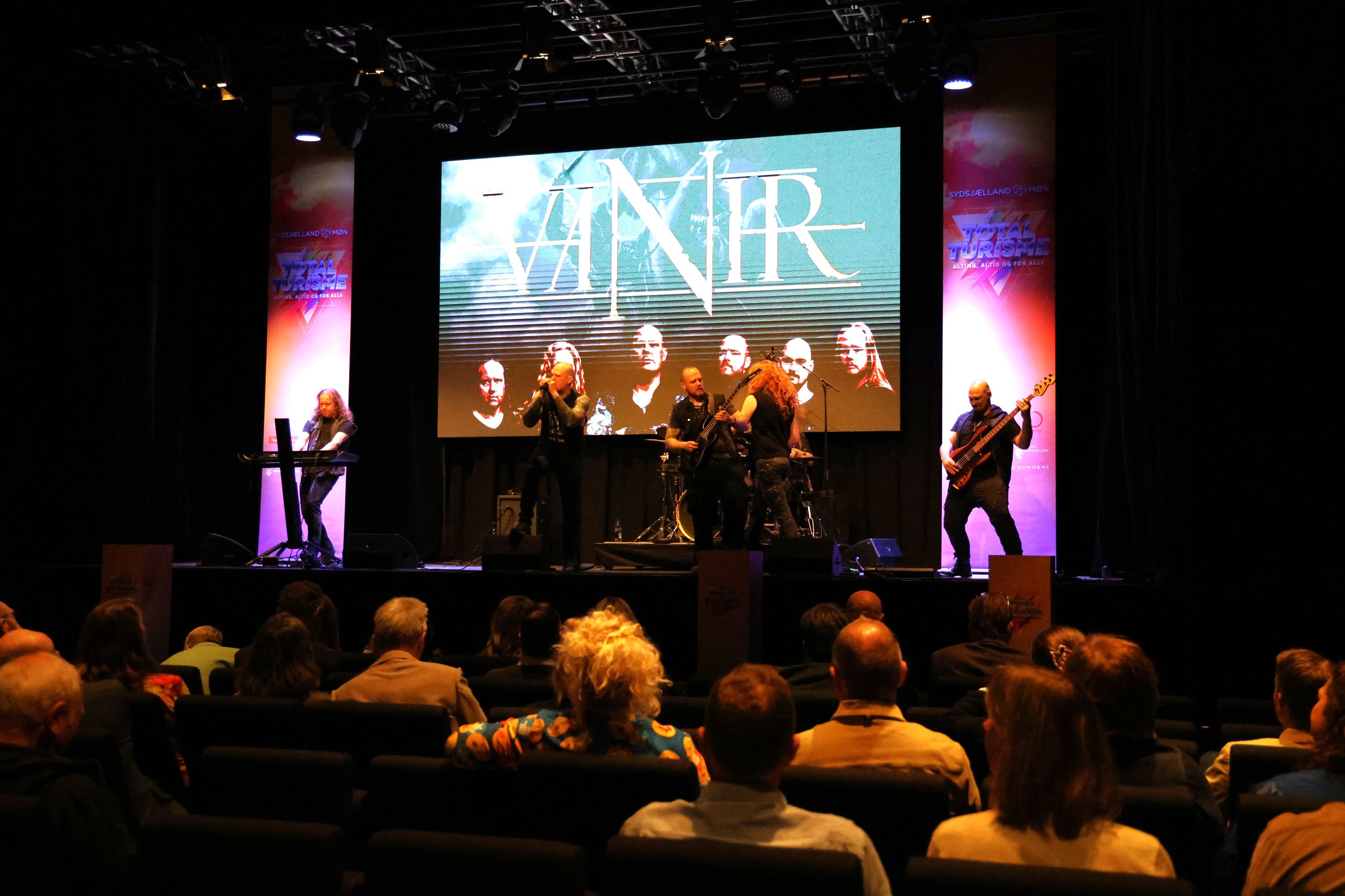 VANIR spillede dødsmetal på en ganske almindelig tirsdag formiddag. Foto: John Ringstrøm