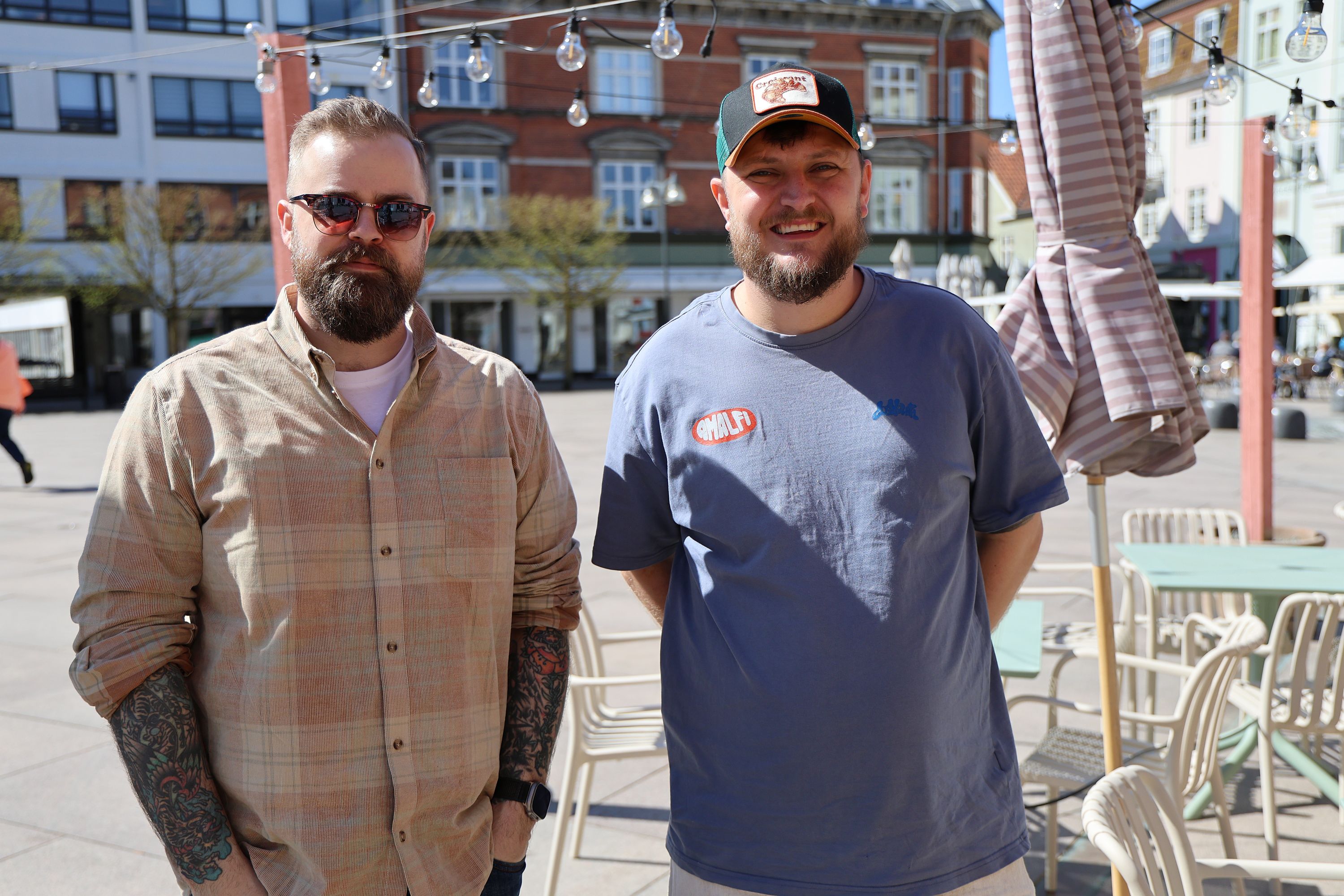 Martin Nørgaard (t.v.) og Morten Høgh har i nogle måneder kørt parløb om comedy-aftener på Høgh's Cocktailbar. Nu får flere glæde af det. Foto: John Ringstrøm