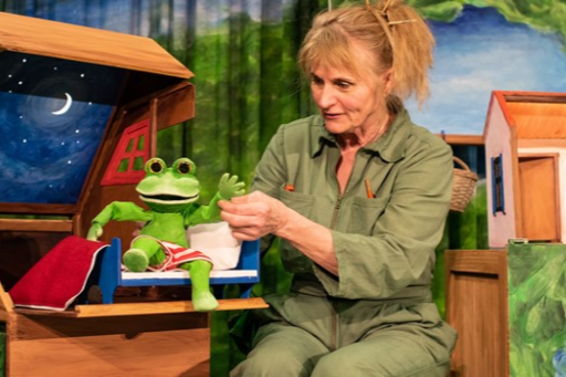 Kærlighed er baseret på Max Velthuijs skønne billedbog om Frø, der har det mærkeligt.  Den kan ikke finde ud af, om den er glad eller ked af det. Men ved venners hjælp lykkes det at sætte ord på følelsen - Frø er forelsket! I den dejlige And. Foto: Presse