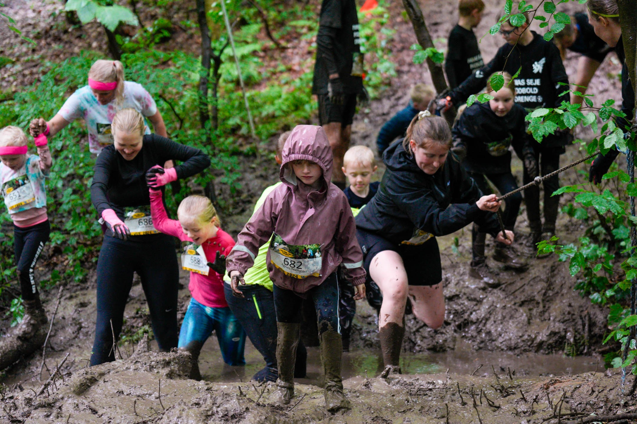 Masser af mennesker og mudder er ingredienserne i Kids Mud Race. Foto: Presse