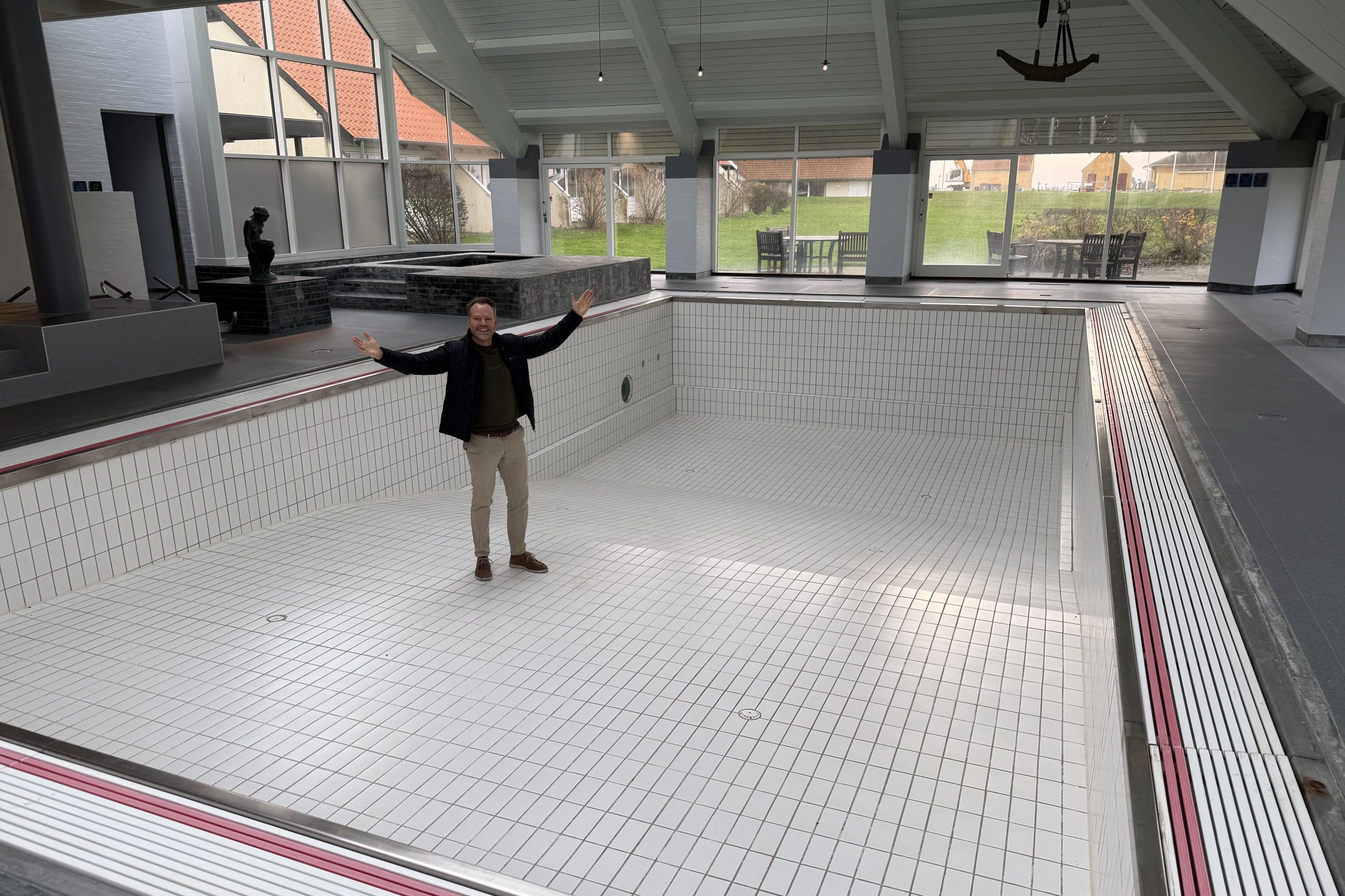 Dennis Dahl i bunden af den nuværende swimmingpool, der skal omdannes til stort spa-område. Foto: Næstved Kommune