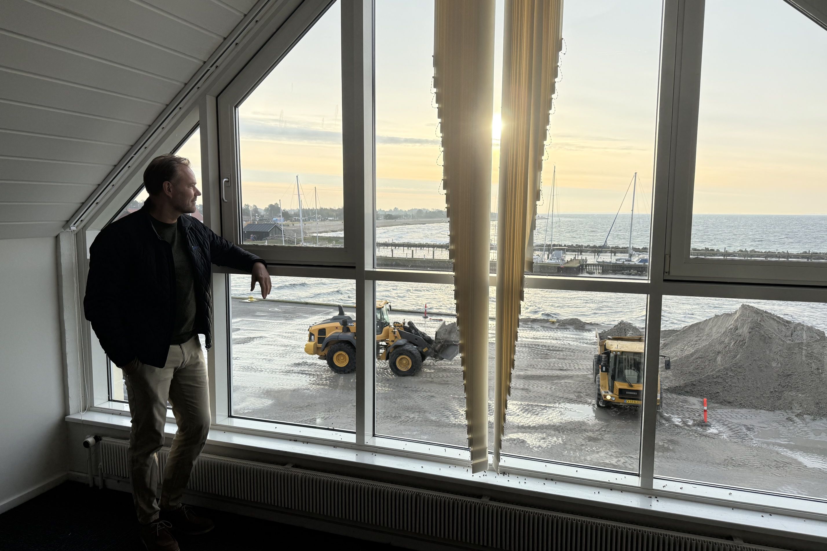 Dennis Dahl, hotel projekt- og udviklingschef i Maycon, i det, der bliver til bryllupssuiten med udsigt ud over havnen. Foto: Næstved Kommune
