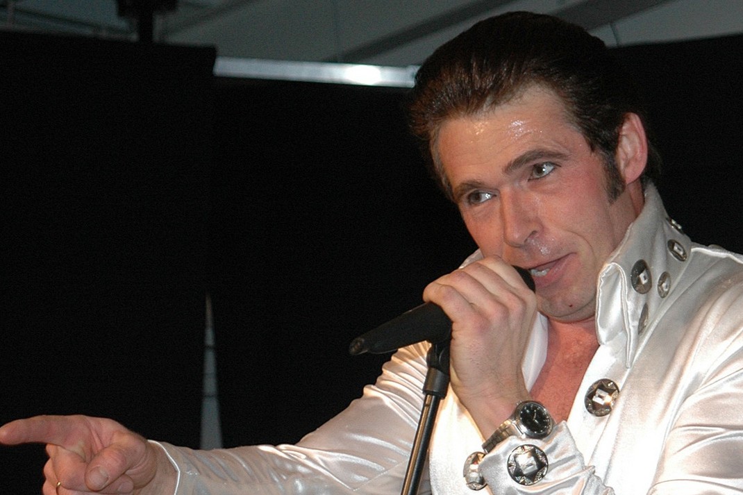 Karsten Holm imiterer Elvis i Everdrup. Foto: Presse
