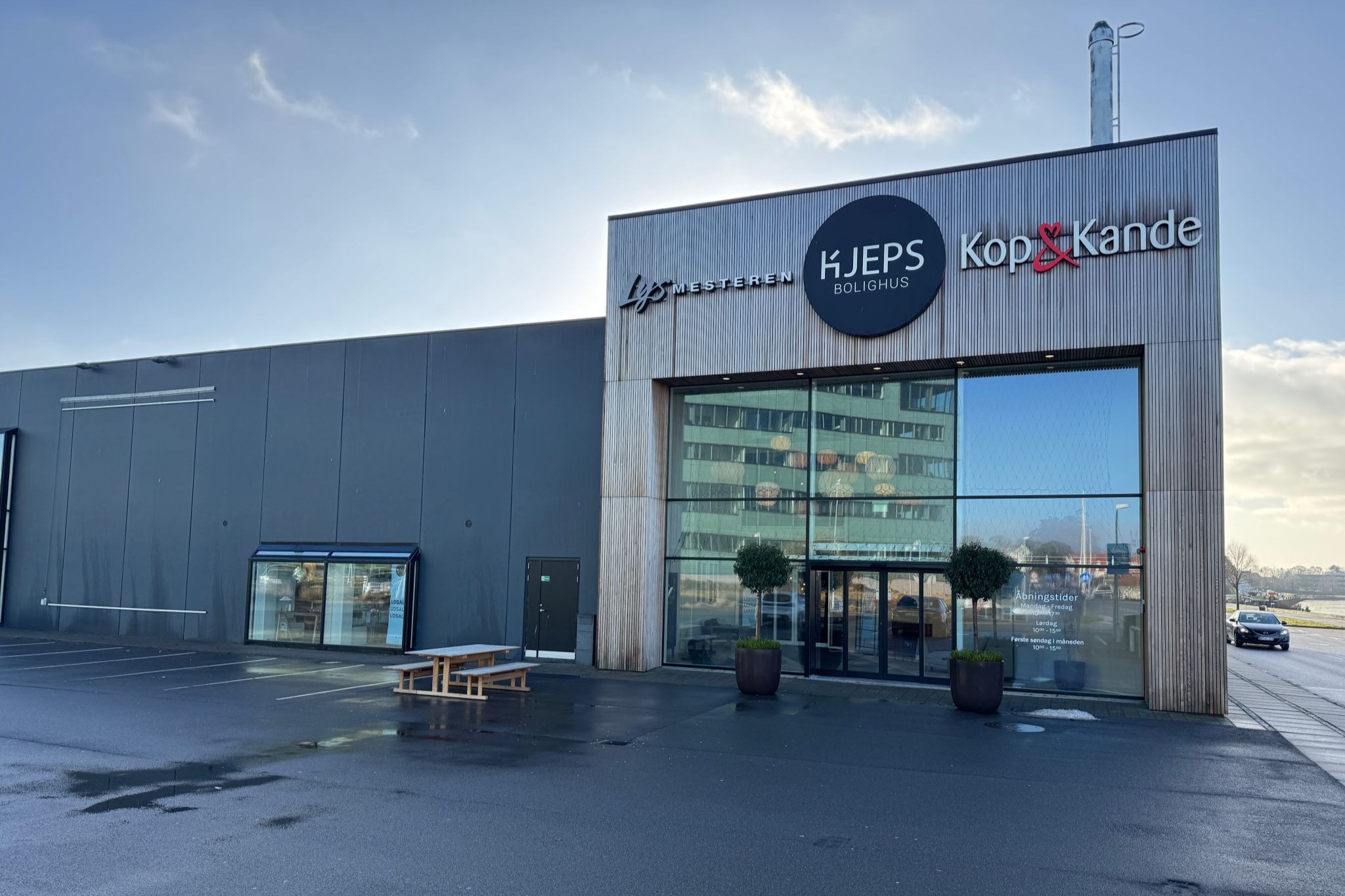 Kjeps Bolighus skal fremover sælge det, de er gode til - møbler, interiør og lamper. Foto: Privat