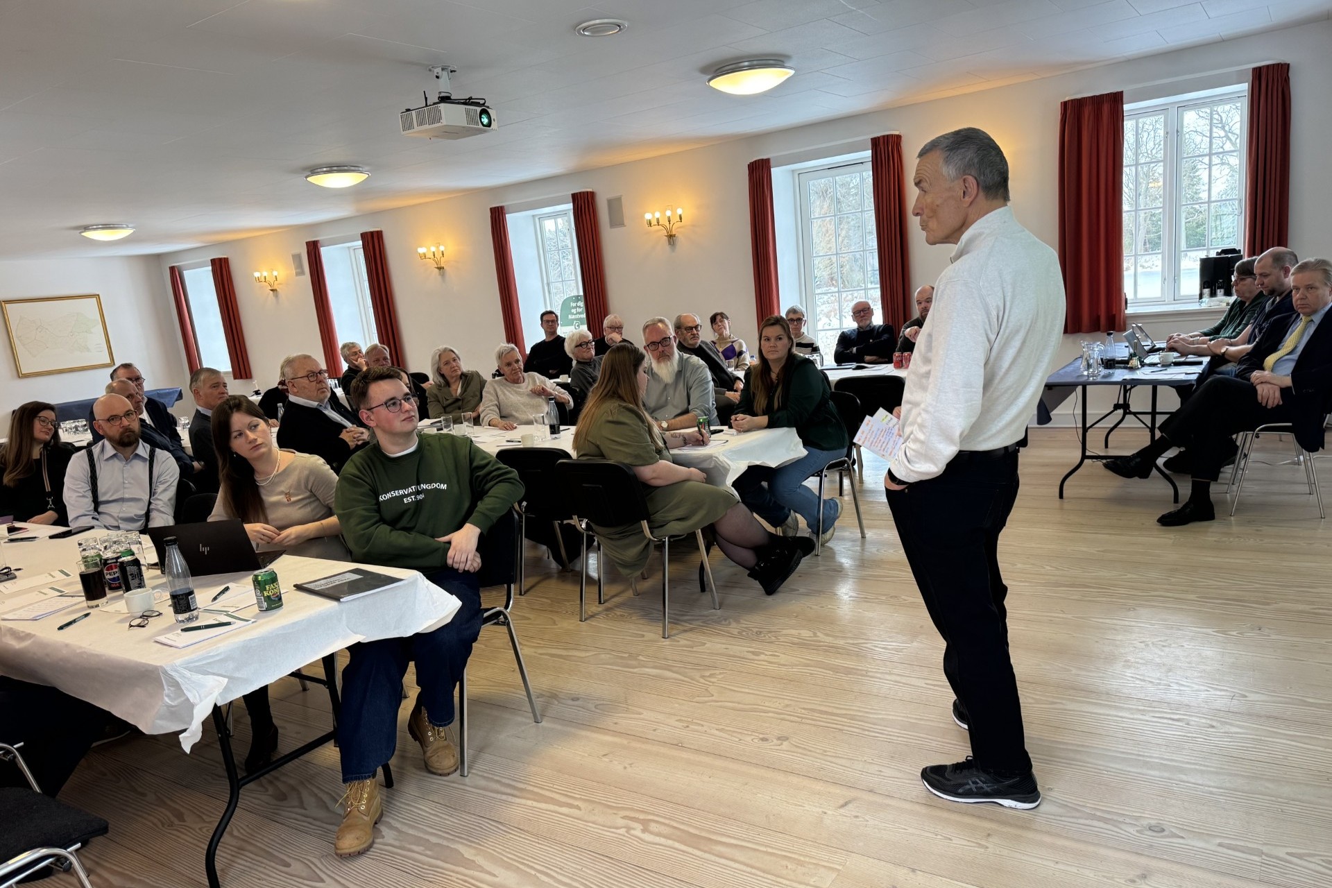 Helge Adam Møller talte til sine gruppemedlemmer. Foto: Presse