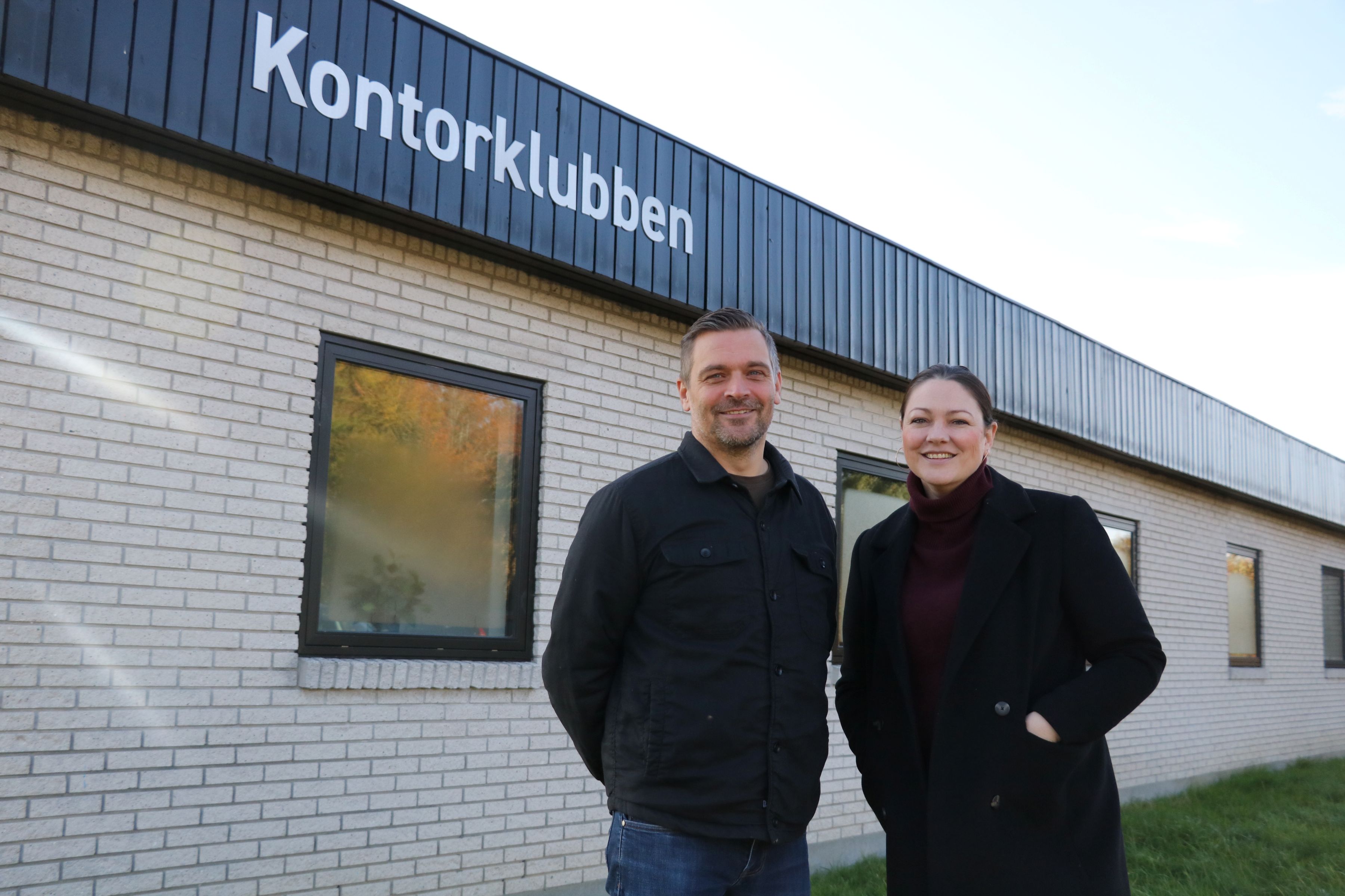 Brian Hansen og Maja Meisner foran Kontorklubben, der på ingen måder ligner sig selv fra tidligere. Foto: John Ringstrøm