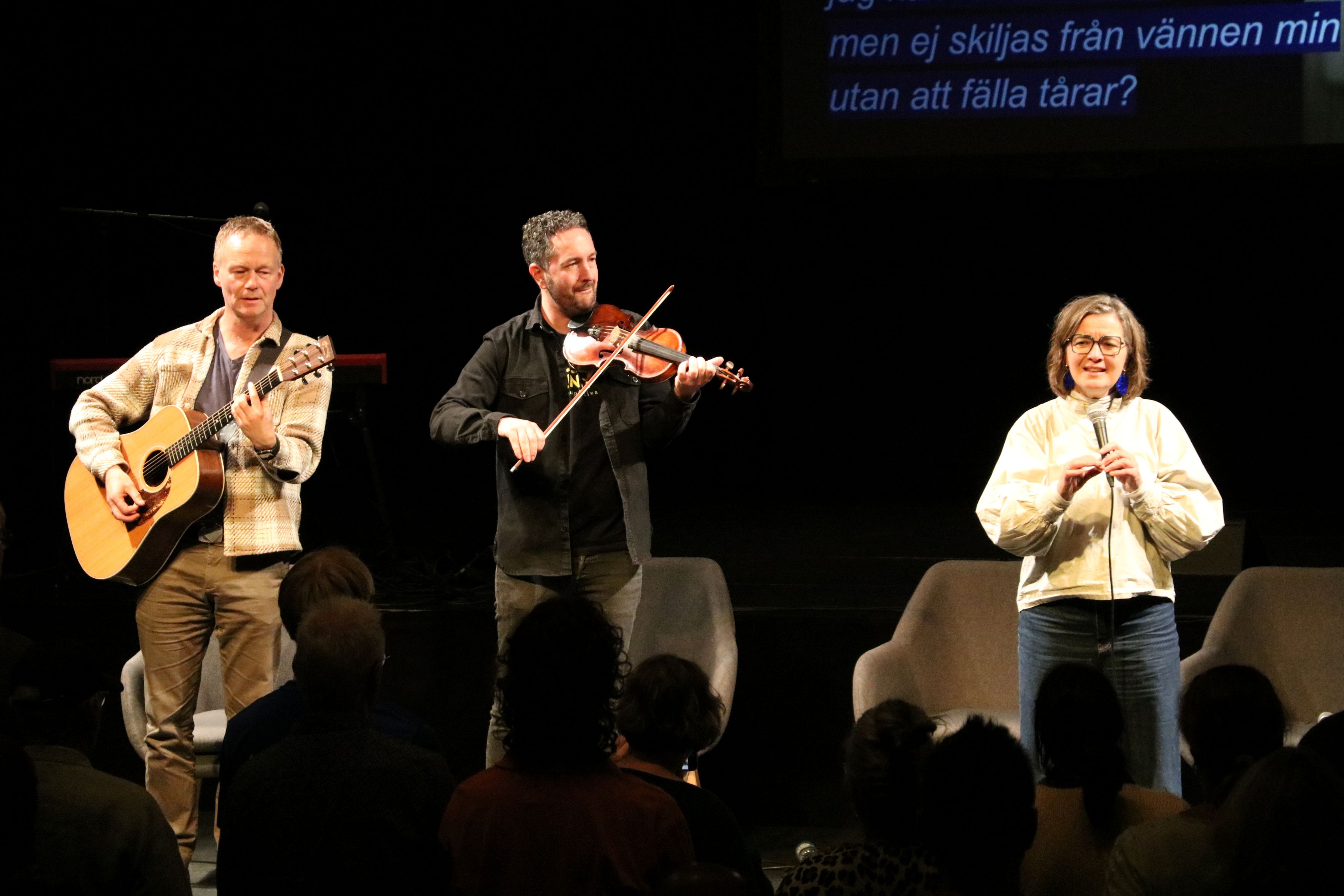 Lasse Kjærulf, Bjarke Falgren og Ulla Britt Simonsen sluttede af med fællessang. Foto: John Ringstrøm