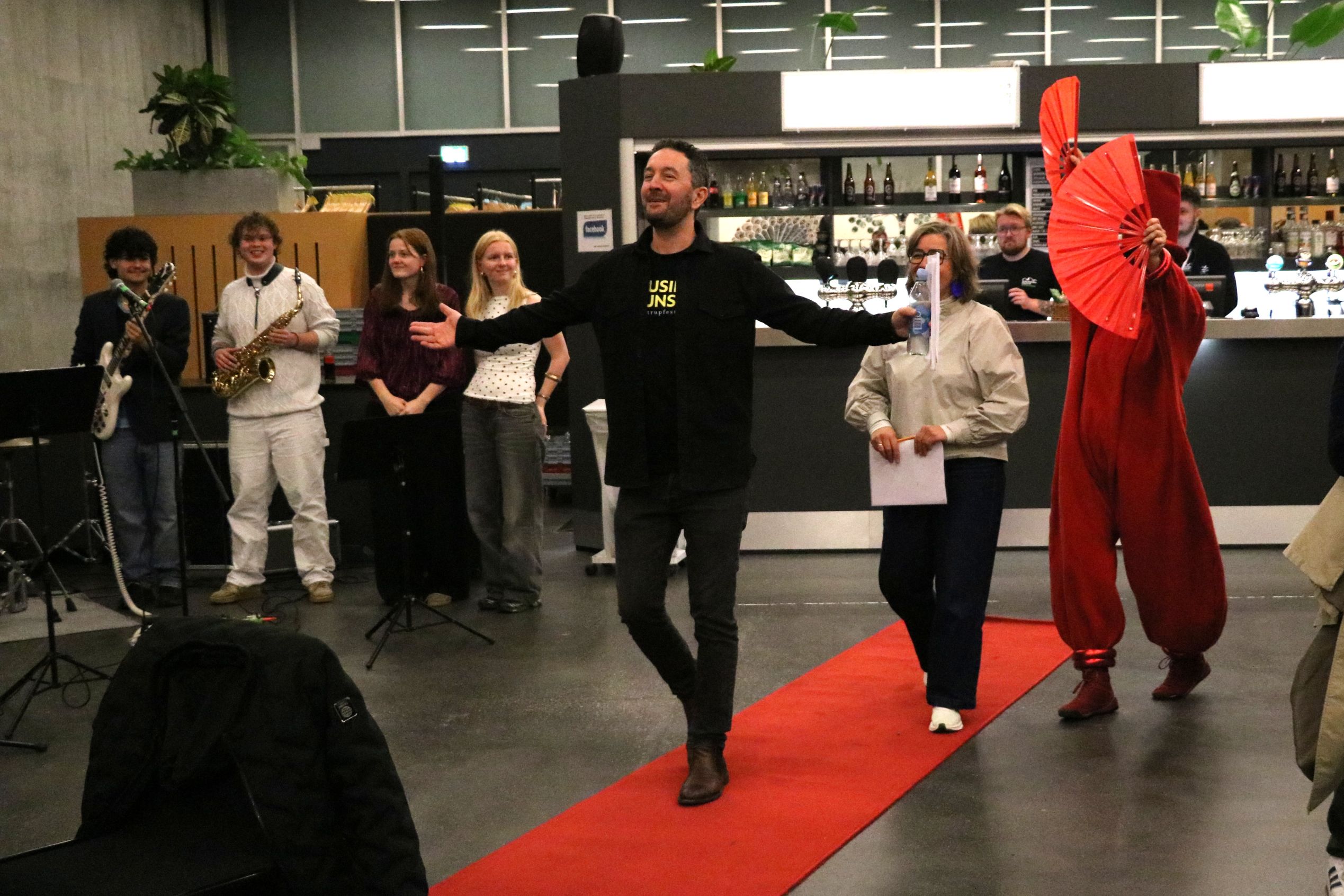 Bjarke Falgren og Ulla Britt Simonsen bød festligt velkommen i foyeren. Foto: John Ringstrøm