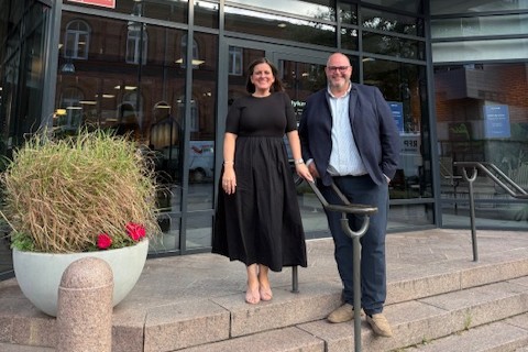 lokalbankdirektør Christina Birk Batsberg fra Nykredit & Spar Nord Næstved og Morten Laj Grønlund, indehaver af Nybolig Næstved, støtter lysfestivalen. Foto: Presse