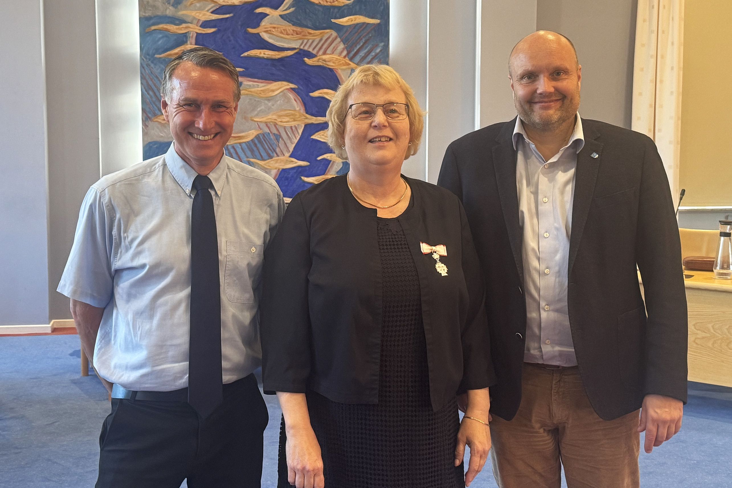 Linda Frederiksen omgivet af sin tidligere og nuværende borgmester, Carsten Rasmussen (t.v.) og Kenneth Sørensen. Foto: Næstved Kommune
