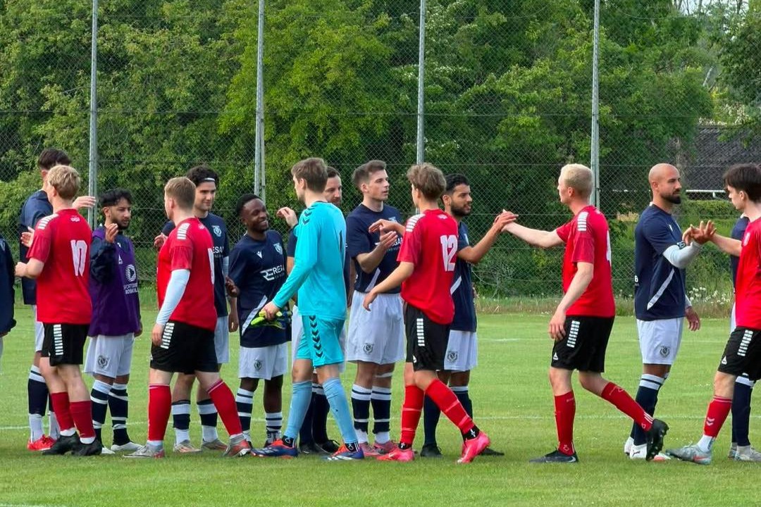 FK Ljiljan (i mørke trøjer) ekspederede Tølløse ud af pokalturneringen. Foto: FK Ljiljan