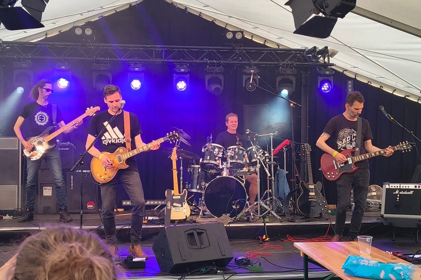 Lowland med trommeslager Niels Jørgensen går på scenen lørdag i Musikstalden. Foto: Presse