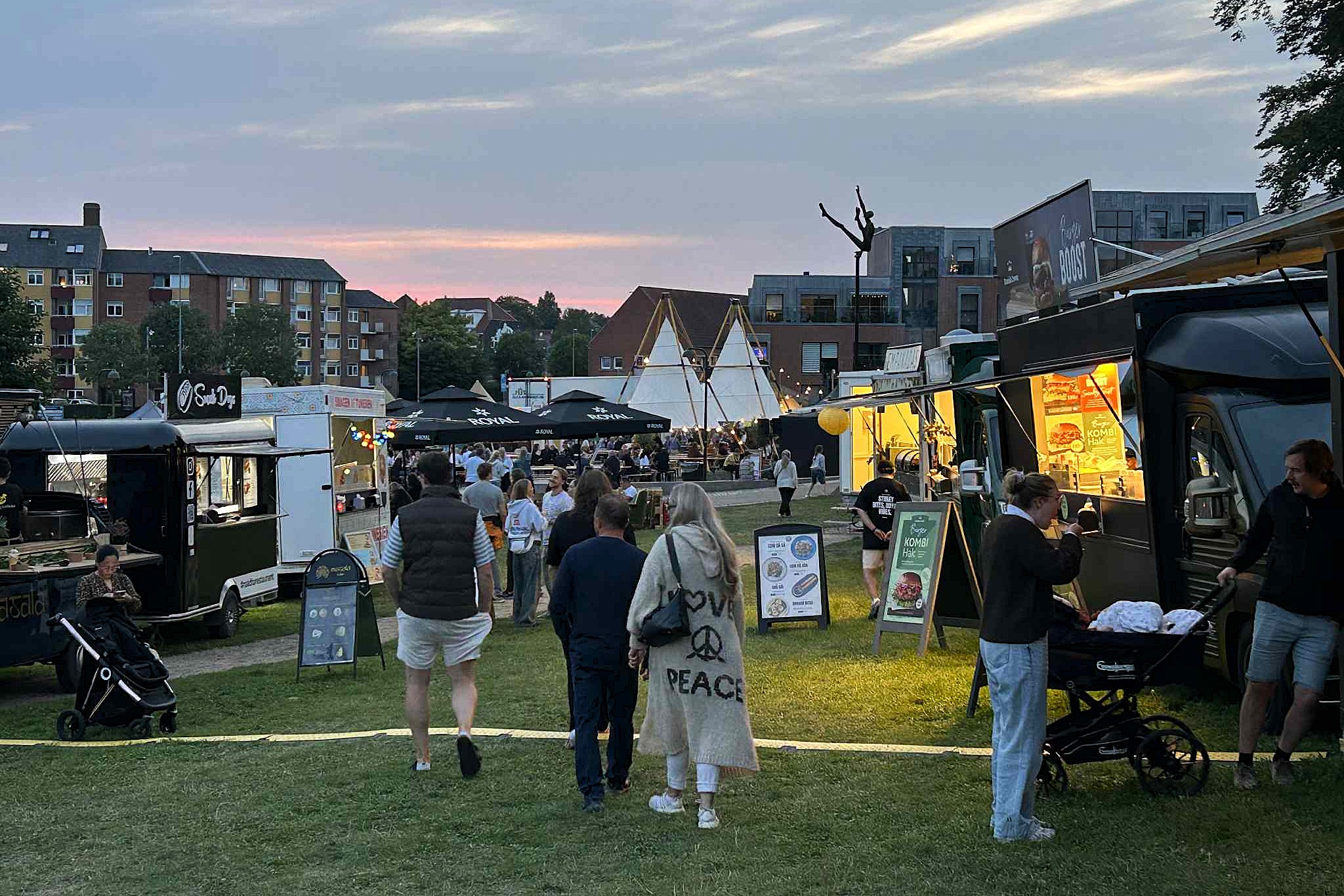 Den fritlagte Suså har dannet ramme om mange, hyggelige aktiviteter. Her er det madfestivalen, som vender tilbage sidst i august. Foto: John Ringstrøm
