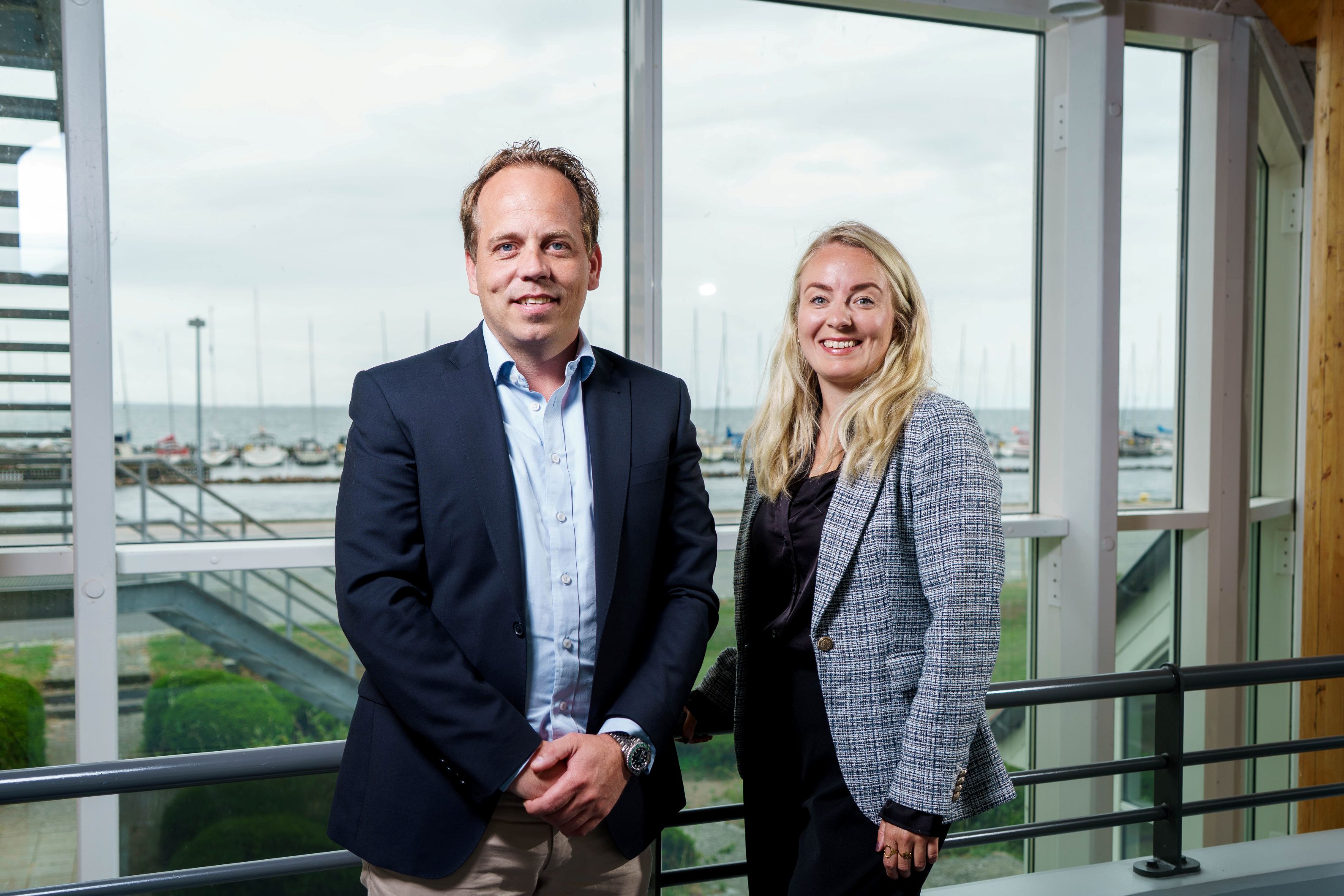Ejer og direktør Anders Mayland glæder sig over, at Denize Scharff Stripp skal være direktør for Karrebæksminde Strandhotel. Foto: Presse