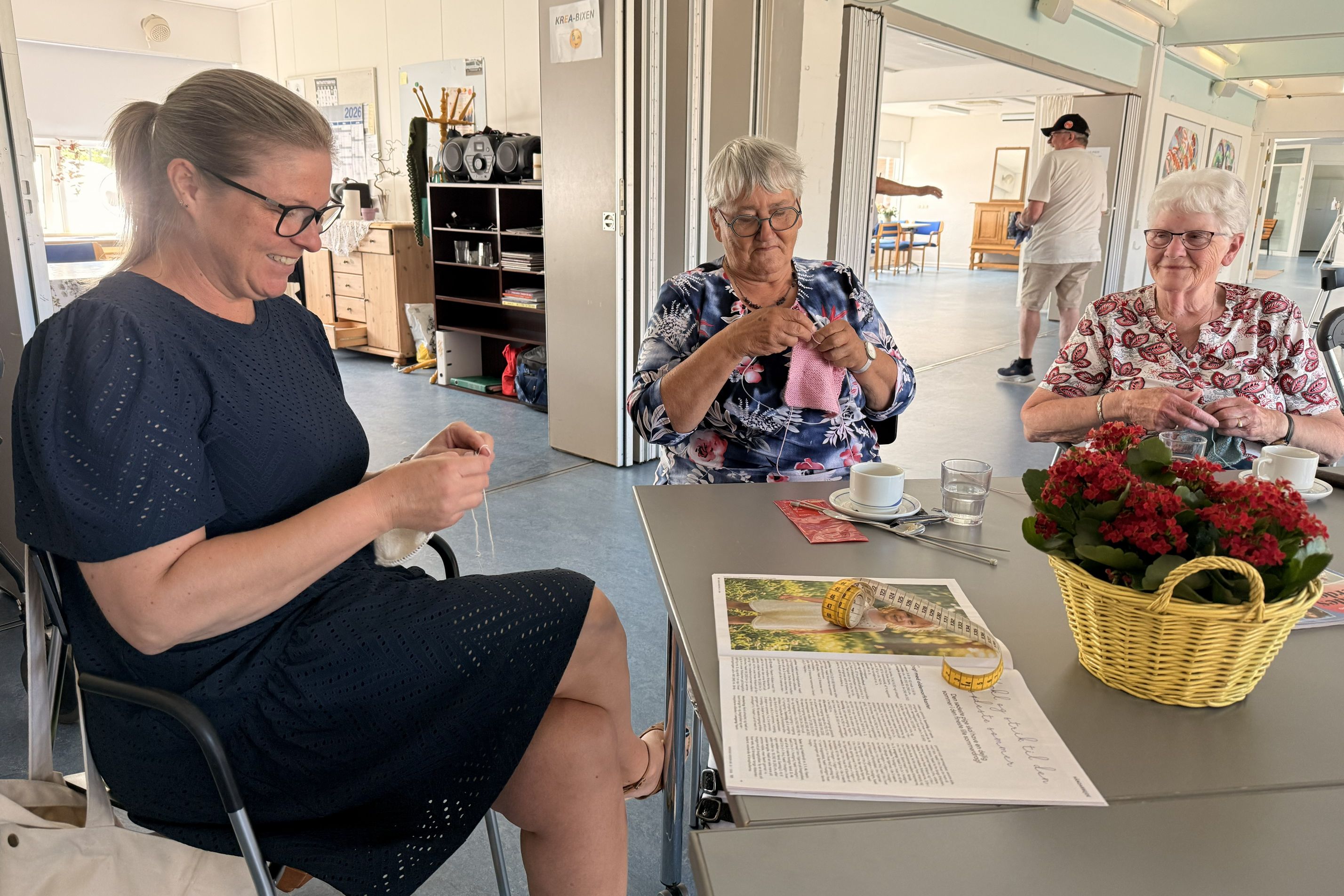 Mette Olsen (tv.) er frivillig og tovholder på Birkevangs strikke-hækle-café onsdag formiddag, hvor hun samler både beboere og seniorer fra nabolaget til kreative sysler og hyggesnak.