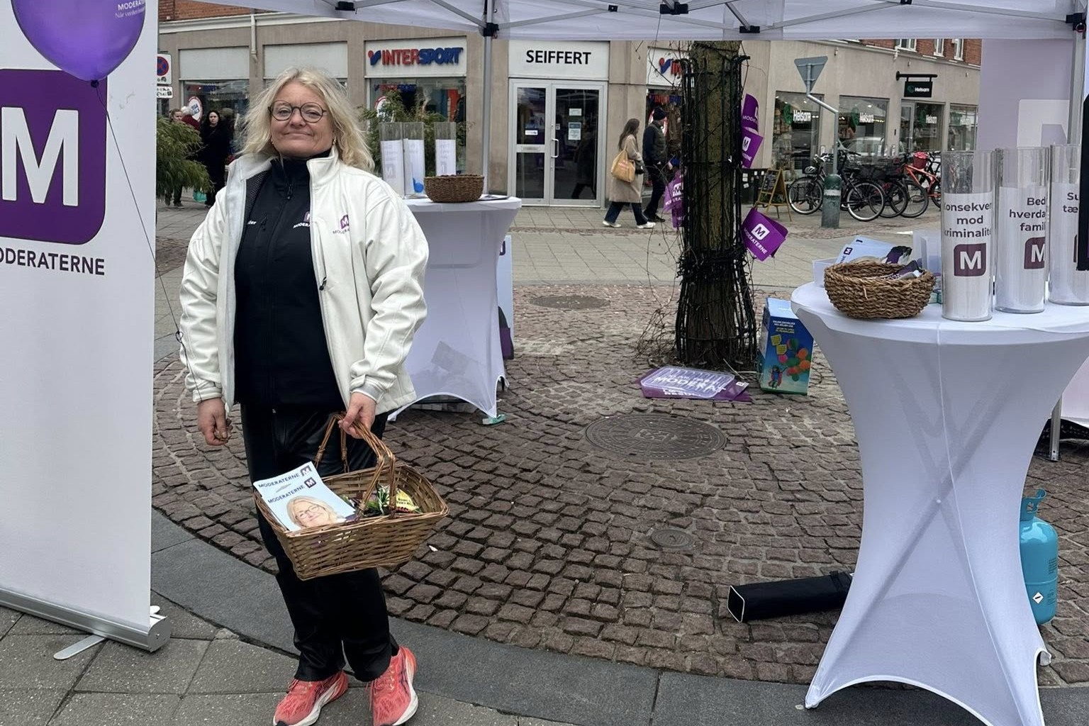 Mia Linda Møller delte blandt andet flyers ud i løbet af mandagen. Foto: Privat