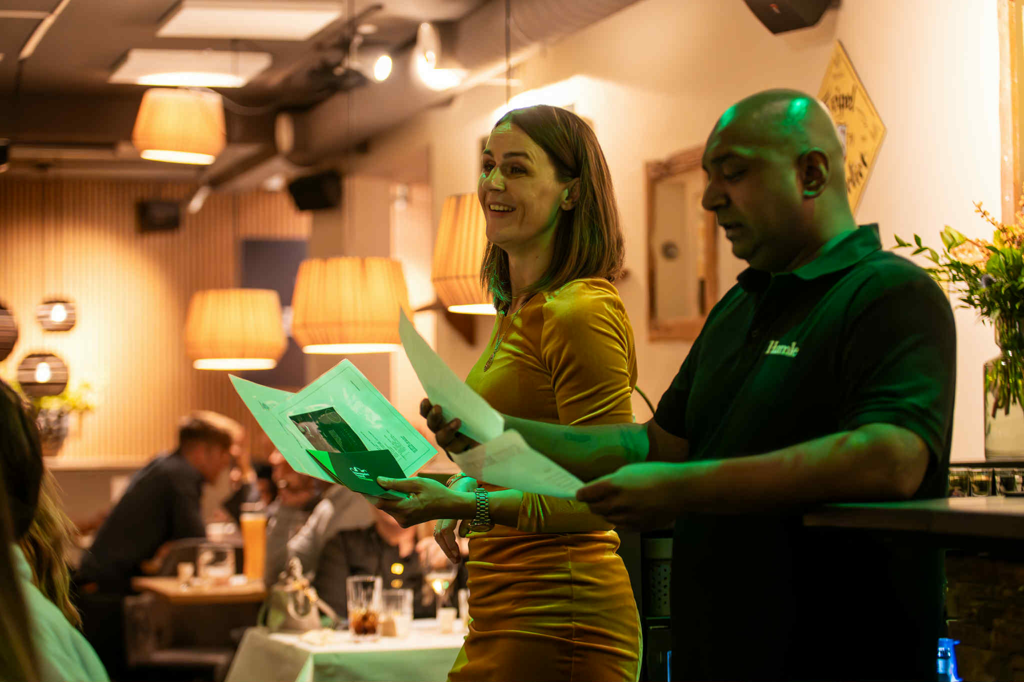 Aftenens to værter Michelle Opiola og Morten Brorsen-Riis underholder. Foto: John Ringstrøm