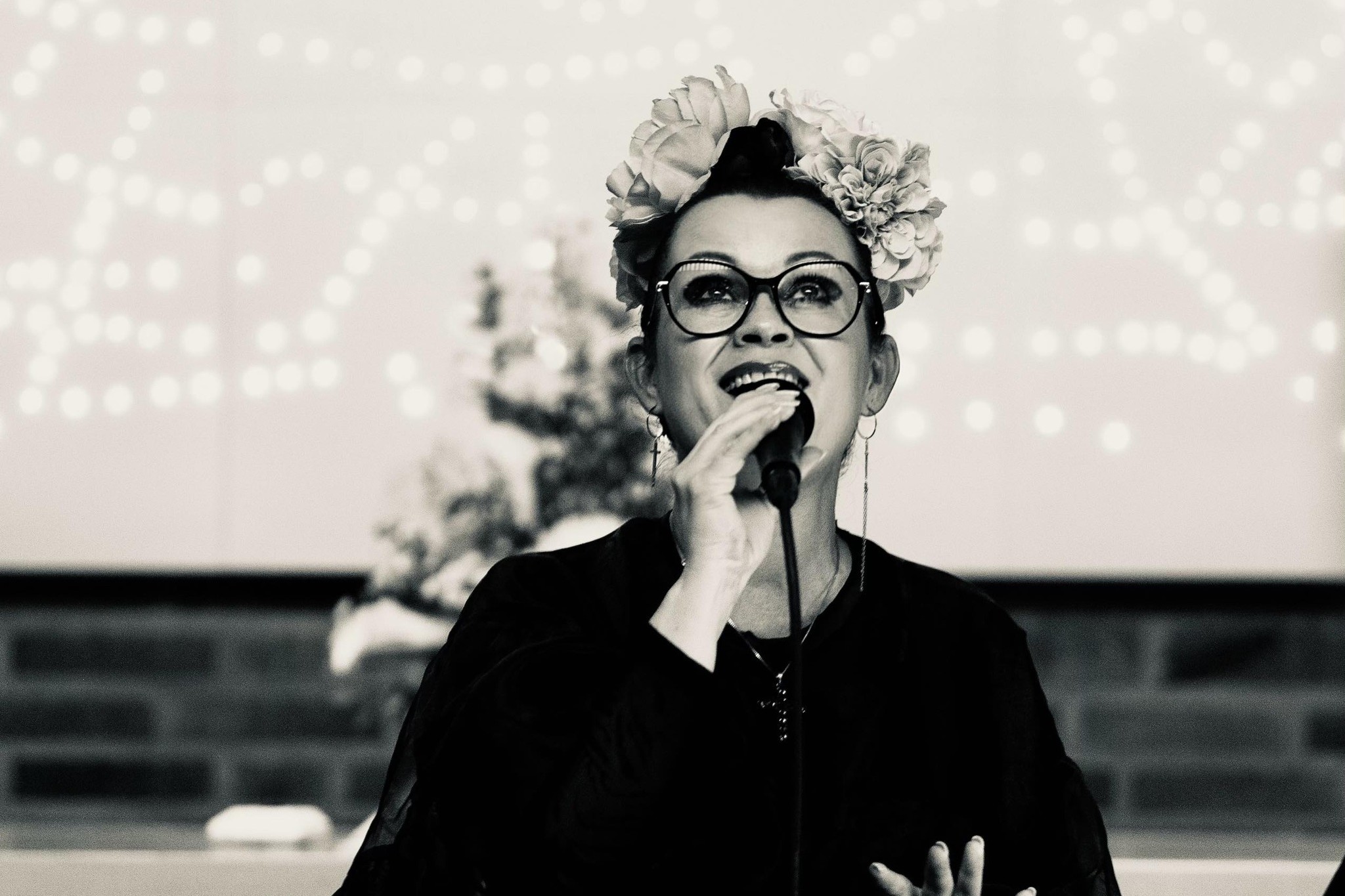 Milly Nou skriver sine egne sange og synger fredag aften på Café Kyst. Foto: Privat