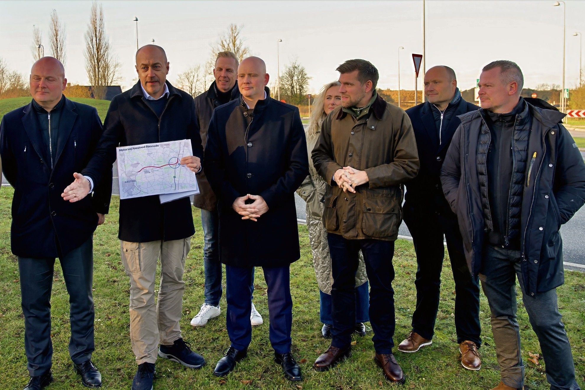 Magnus Heunicke fortæller om motorvejsprojektet på tirsdagens pressemøde. Til venstre for ham er det Faxes borgmester Ole Vive, og til højre står kulturminister Jacob Engel-Schmidt