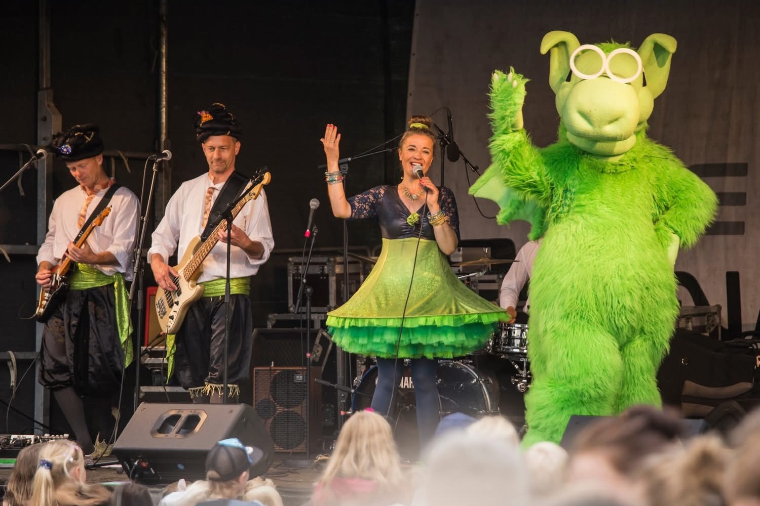Næstveds kulturmaskot Næssi og Ulla Abdullads Cocobongoband. Foto: Presse