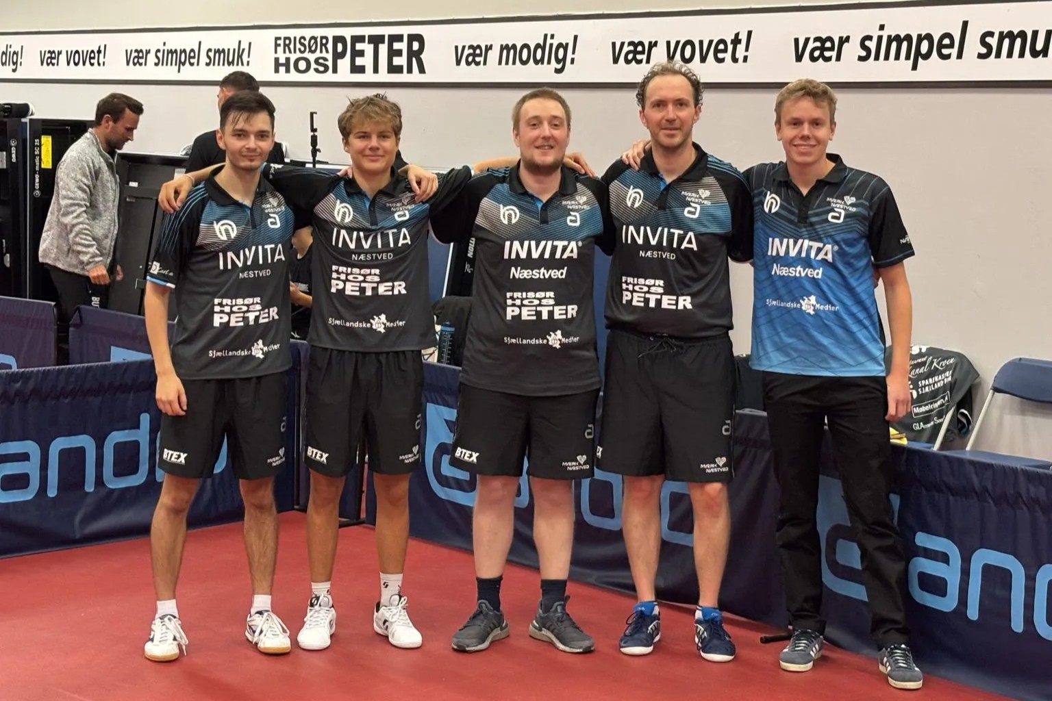 Næstveds hold i weekenden bestod af fra venstre: Tomas Koldas, David Bjørkryd, Andreas Andreasen, Yannik Vostes og sportslig leder Magnus Spottog. Foto: Næstved Bordtennis