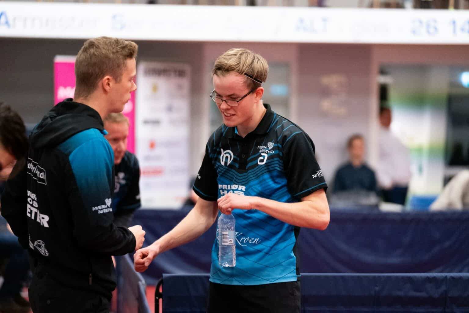Svenske Charlie Carlsson (th) var uheldig at falde i vandet under en kanotur i ugens løb, men han blev hjulpet ombord af holdkammerater og er helt klar til at spille i weekenden. Foto: Næstved Bordtennis