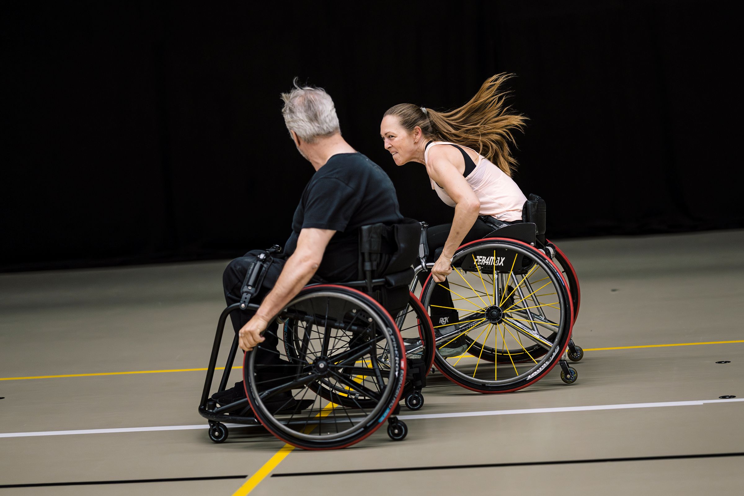 Der er fart over feltet, når spillerne i kørestolsbasket skal op ad banen. Foto: Thomas Lekfeldt