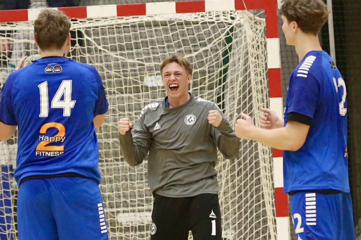 Målmand Laurits Brøndum jubler over en af sine mange redninger. Foto: Claus Pych
