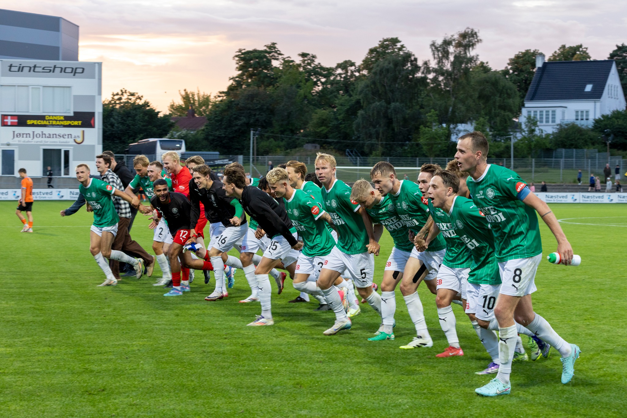 Mark Kongstedt (yderst til højre) blev matchvinder, da han i tillægstiden scorede kampene enlige mål. Her jubler de sammen med de grønne fans.Foto: John Ringstrøm