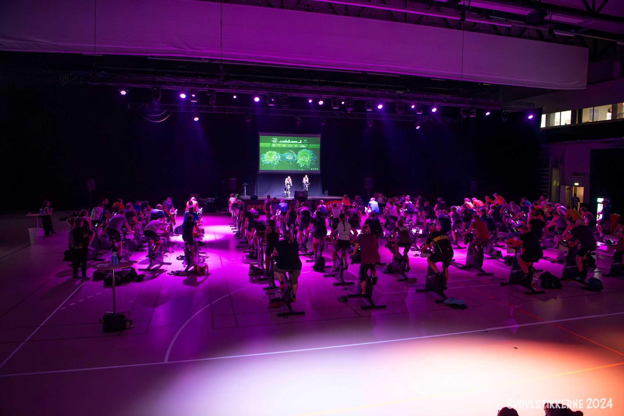 I hele otte timer bikes der løs i Herlufsholm-hallen lørdag. Foto: Presse