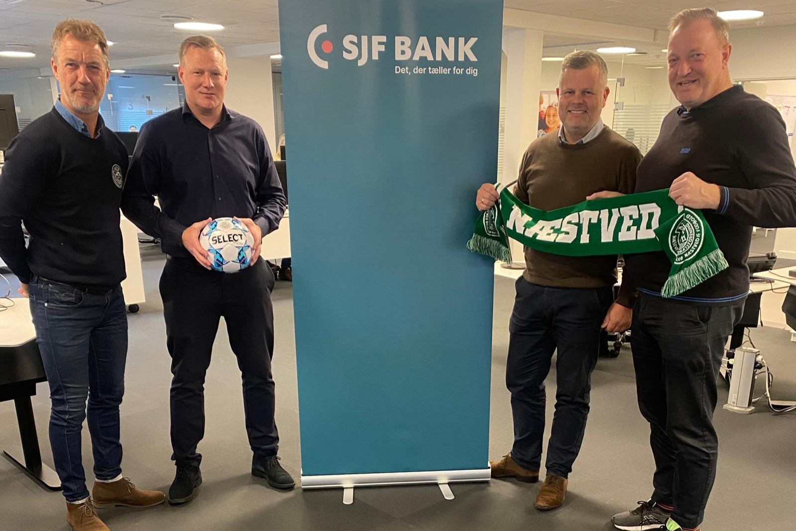 Der er glæde i både SJF Bank og Næstved over den nye aftale. Fra venstre Næstved Boldklubs salgschef Søren Juul, Morten Roholte og Kenneth Henriksen fra SJF Bank og Lars Holm, direktør i Næstved Boldklub. Foto: Næstved Boldklub