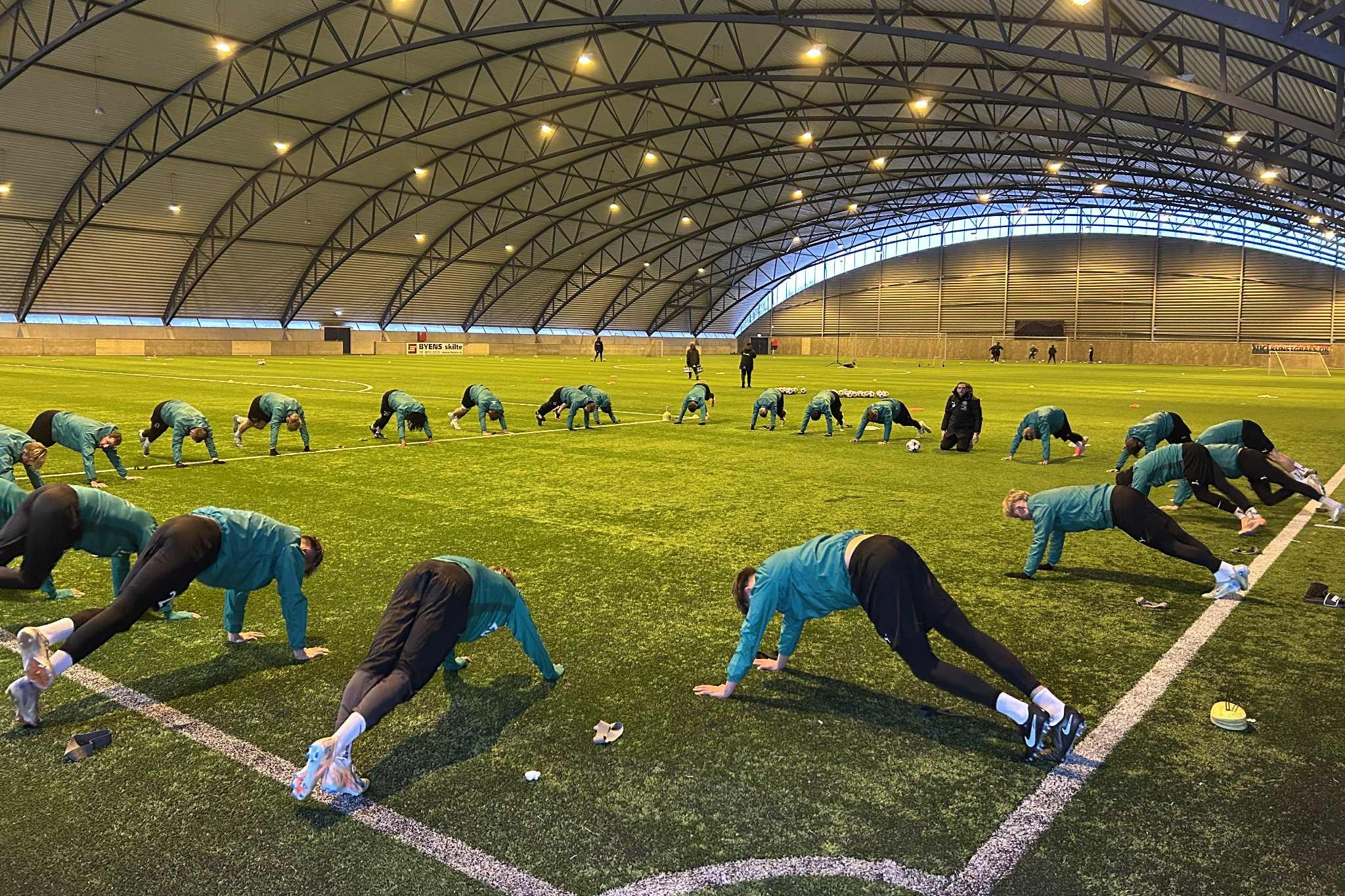 Spillere og trænere havde trodset snevejret og mødte frem i fin form til første træningssession i Maglemølle Storhallen. Foto: John Ringstrøm