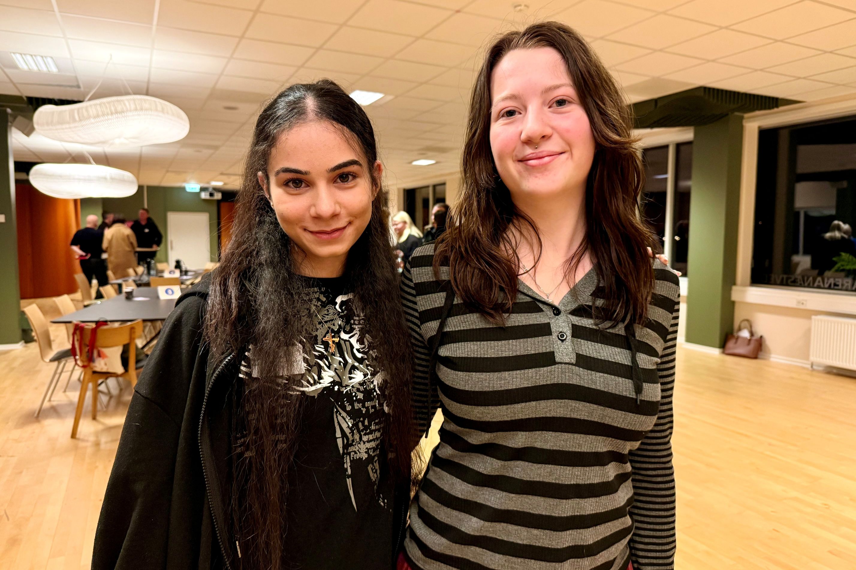Gymnasieeleverne Natalie Fatouhi og Zarah-Viola Gemelli var også med til kickoff-mødet i Arena Næstved. Foto: Næstved Kommune 