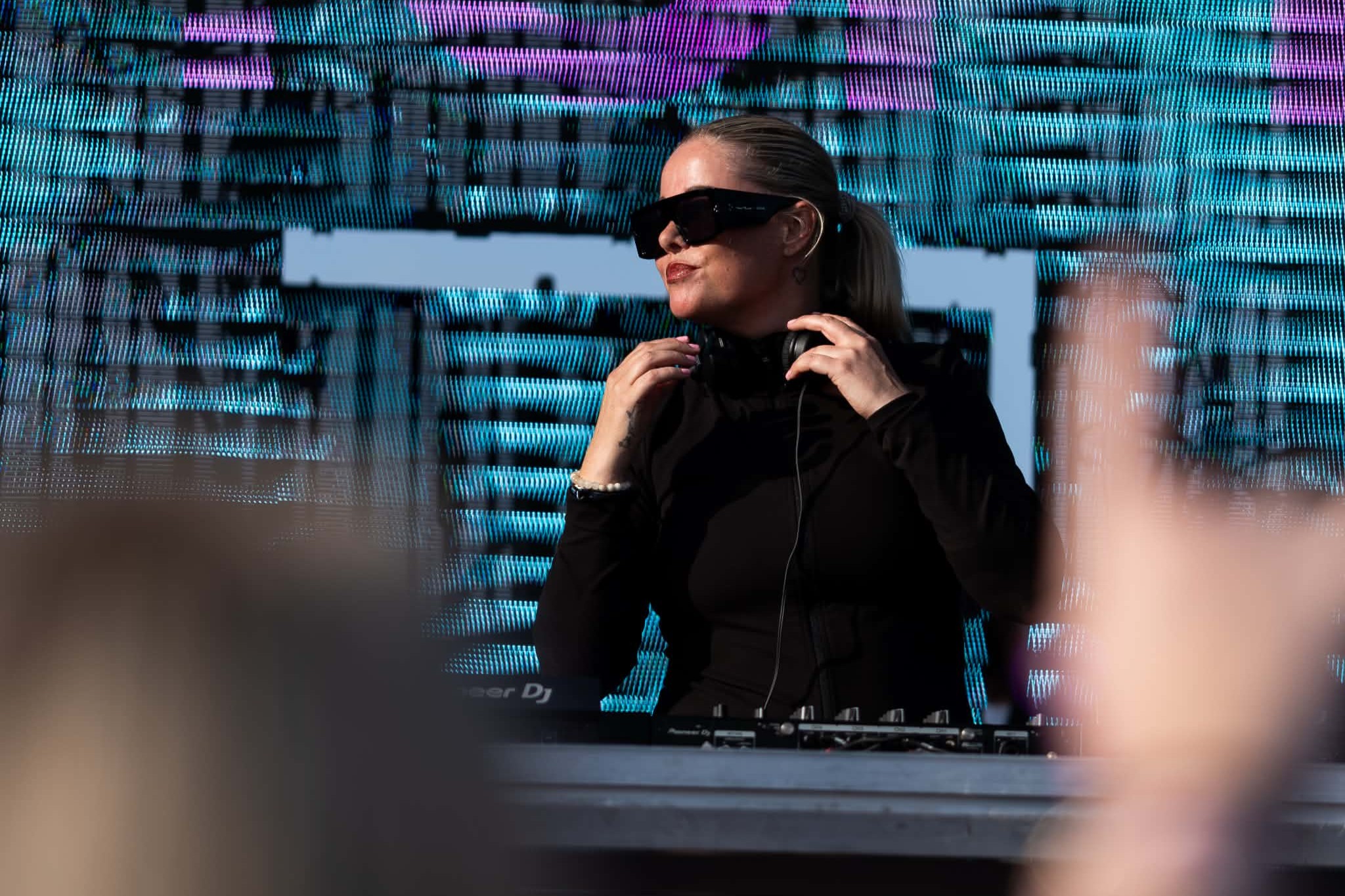 Har du båd, kan du torsdag aften komme tæt på Nicoline Toft, der får sin DJ-pult etableret på en tømmerflåde i bugten. Foto: Presse