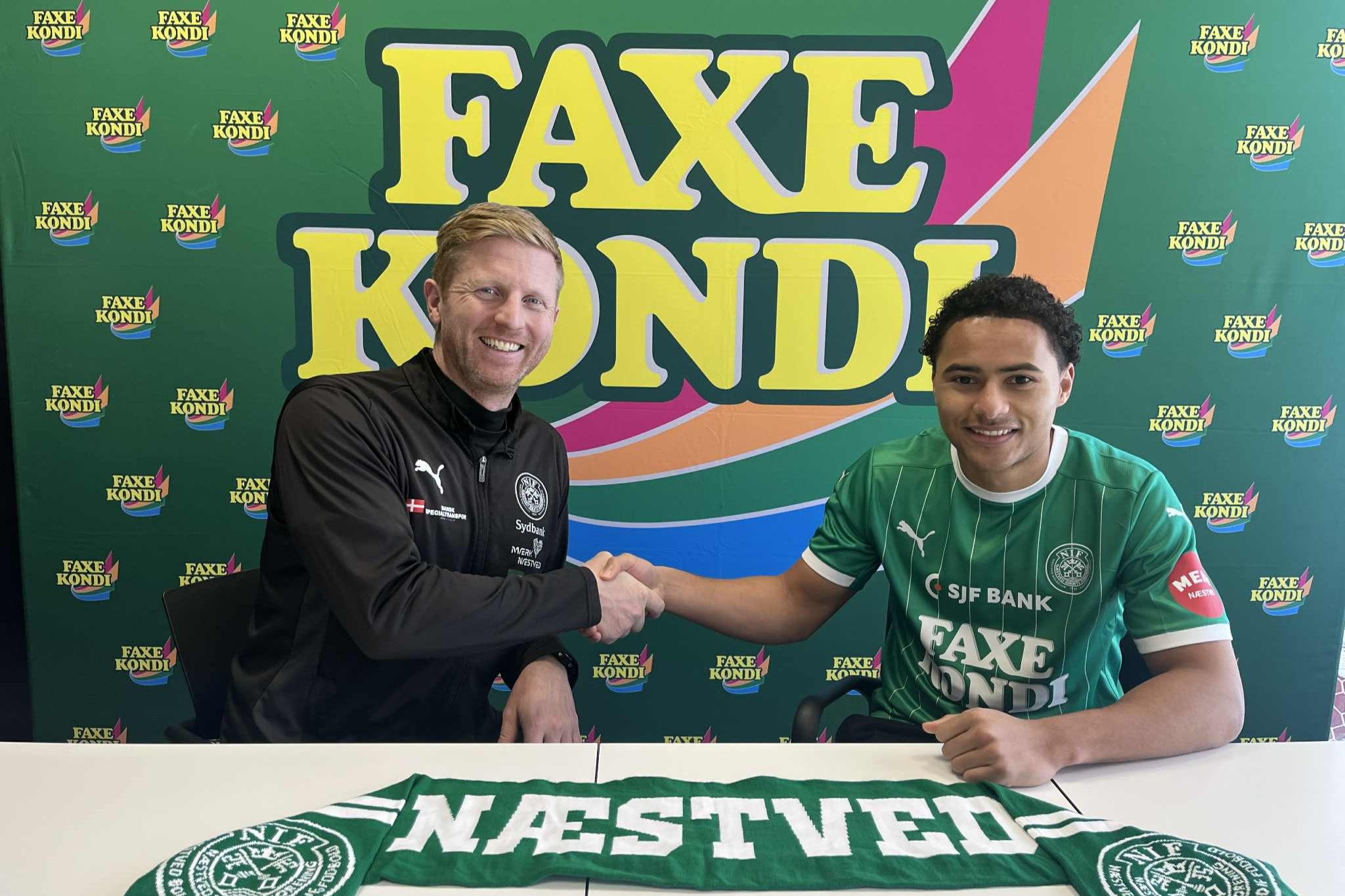 Cheftræner Sune Lærkedahl Jensen hilser Philip Banda velkommen tilbage. Foto: Næstved Boldklub