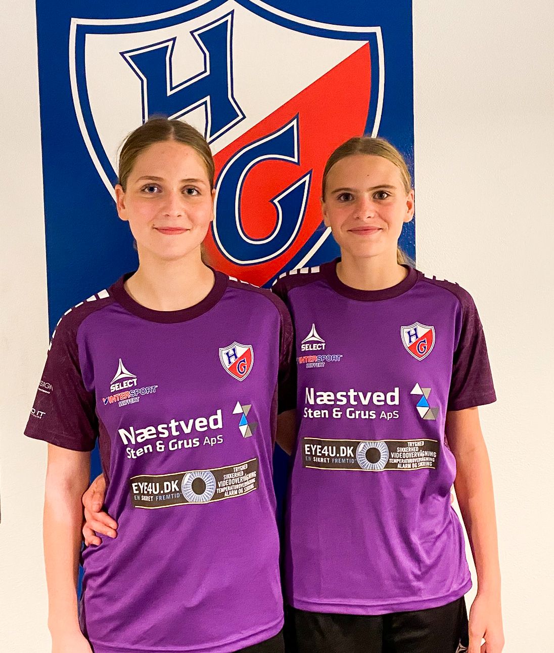 U14-spillerne Ea Rolschau (th) og Dicte Bigum i de nye flotte HGQ-trøjer. Foto: Presse