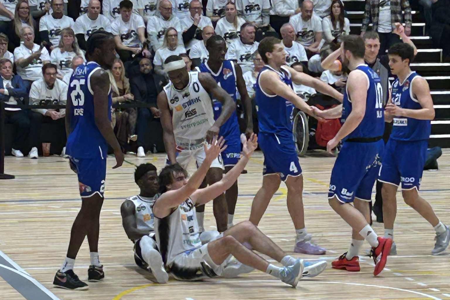 Vic Searls fra Team FOG Næstved er sendt i gulvet. Foto: John Ringstrøm