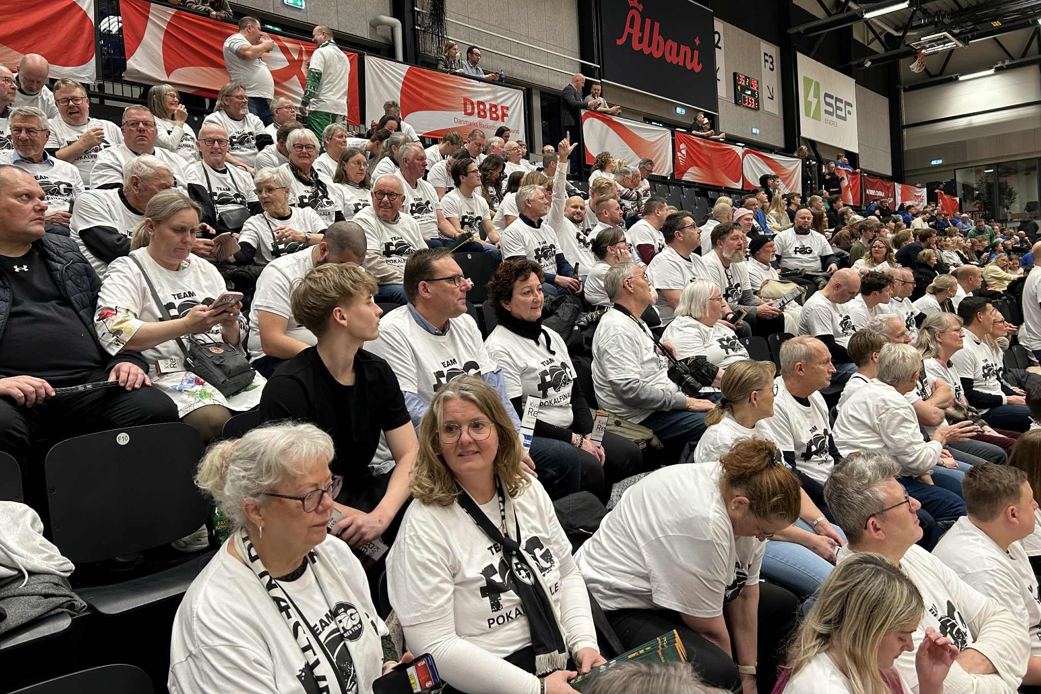 Team FOG Næstveds tre busfulde fans/sponsorer var iklædt hvidt, men de manglede lige det vigtigste - sejren. Foto: John Ringstrøm