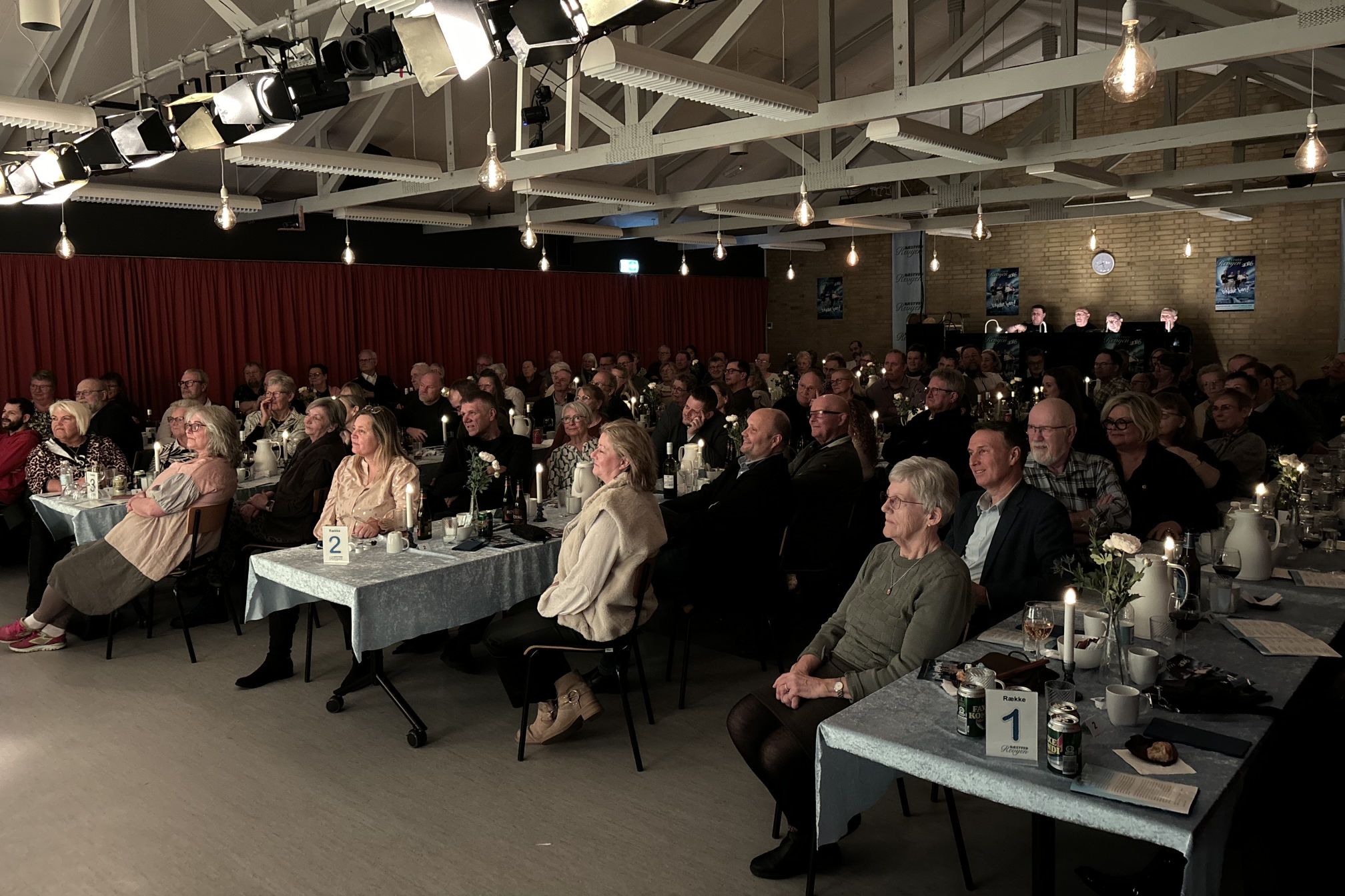 Publikum morede sig kosteligt på premiereaftenen. Foto: Jasmin Møller