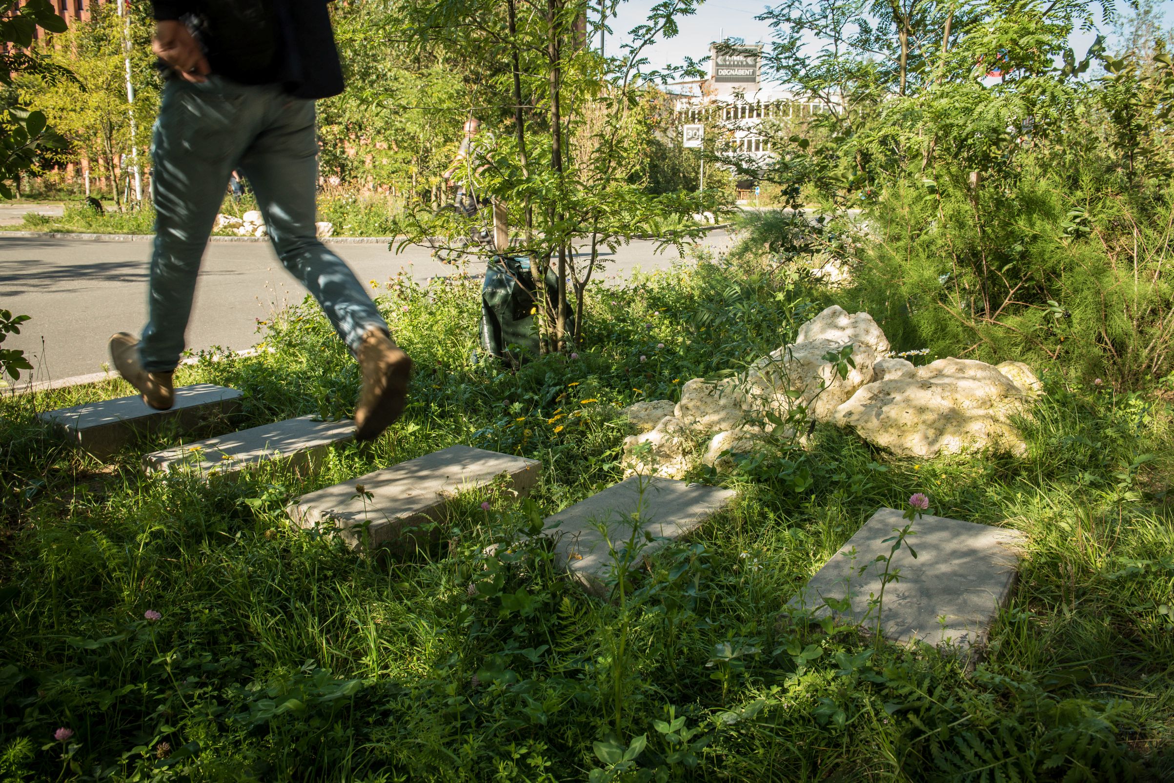 De 700 ton betonsten fra parkeringspladsen bliver genanvendt og det giver en CO2-besparelse på 630 ton. Foto: SLA