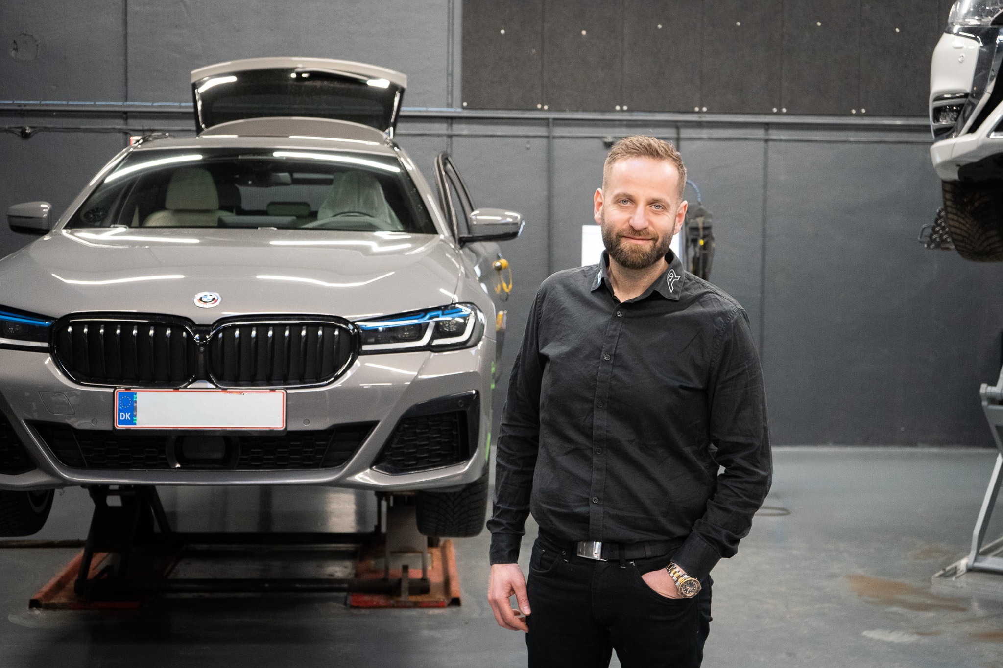 Rodi Habo står ikke stille med sit autocenter. Nyeste tiltag er et helt nye elbils-værksted. Foto: Privat