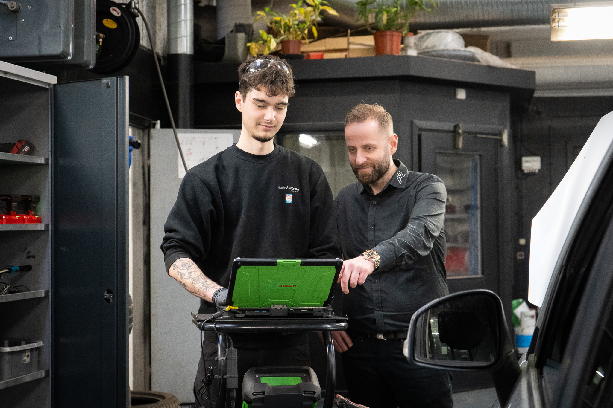 Rodi Habos medarbejdere er uddannet i at reparere elbiler. Foto: Privat