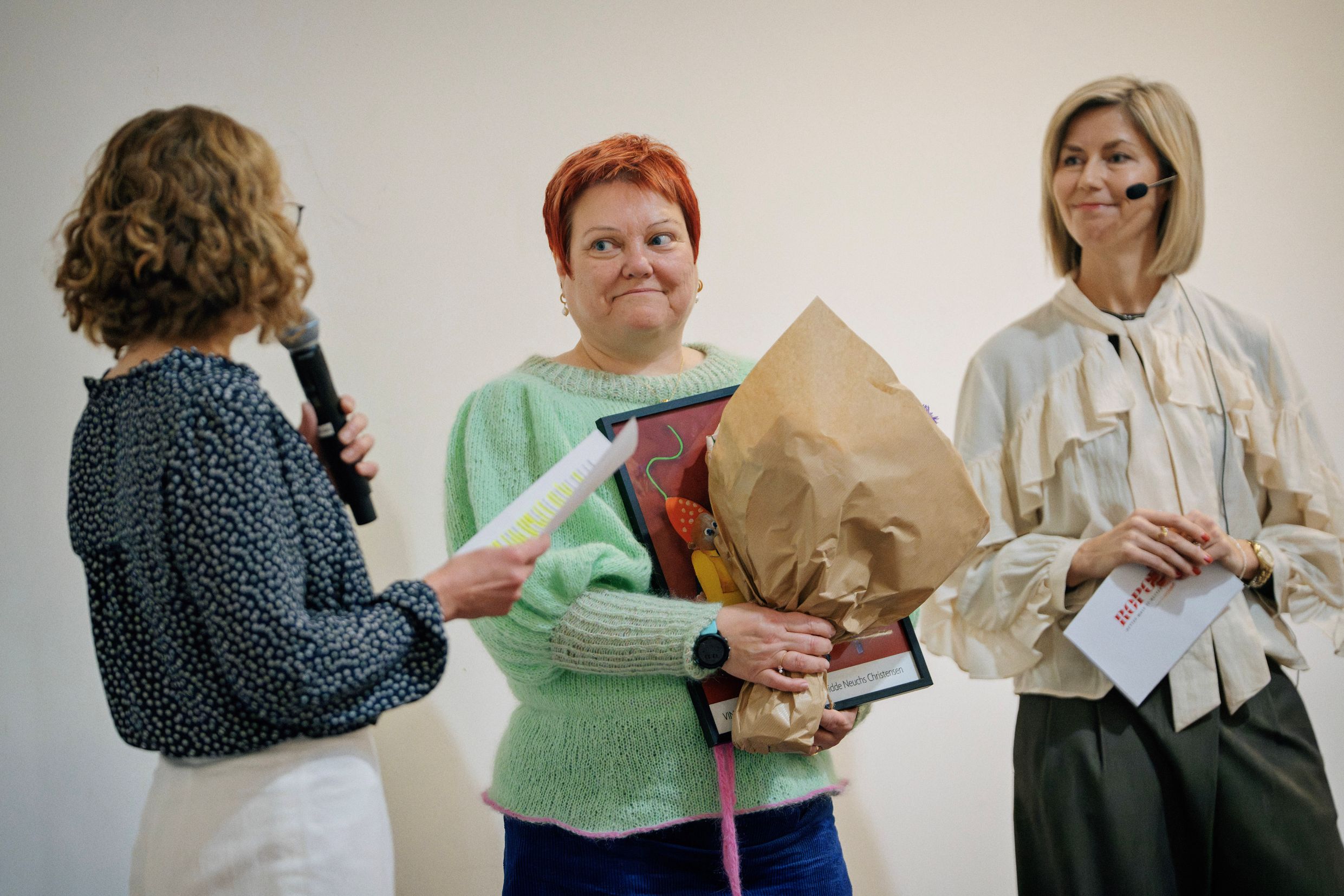 Didde Neuchs Christensen fik overrakt prisen af Ropox' marketingschef Camilla Svendsen (th) og Formanden i Ergoterapeutforeningen Tina Nør Langager. Foto: Presse